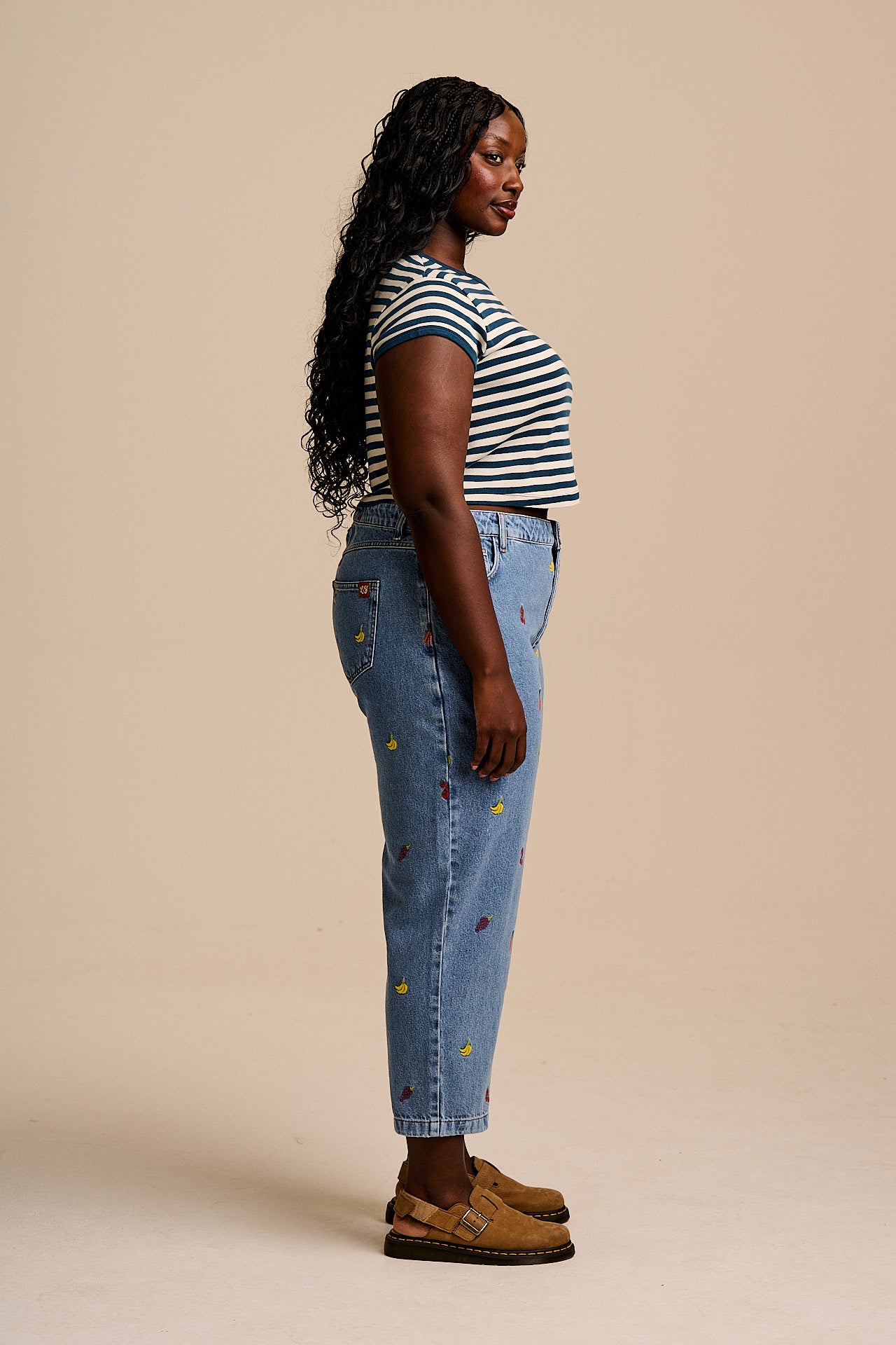 Drew - Cropped Straight Legged Cotton Trousers in Light Wash Veg Embroidery