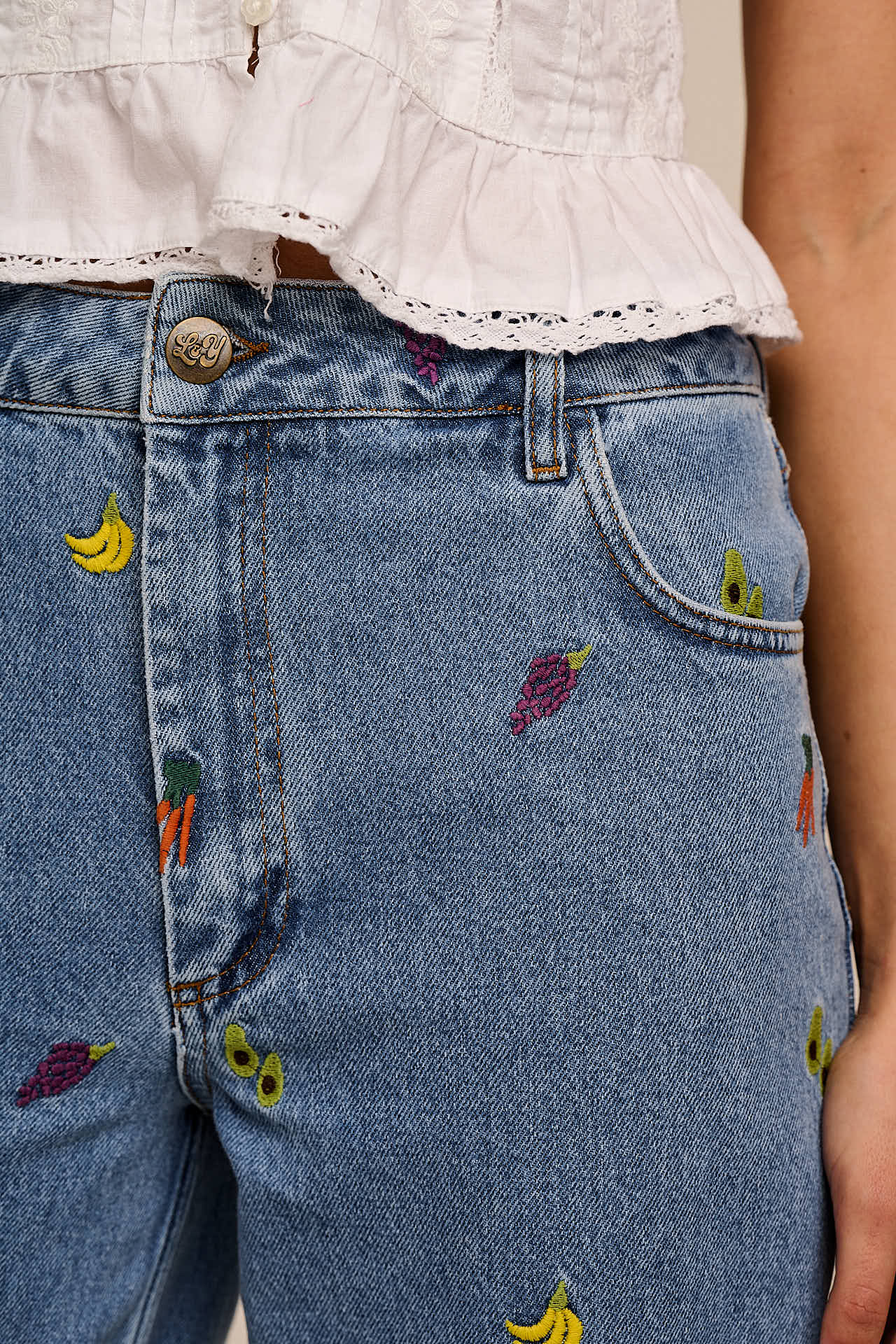 Drew - Cropped Straight Legged Cotton Trousers in Light Wash Veg Embroidery