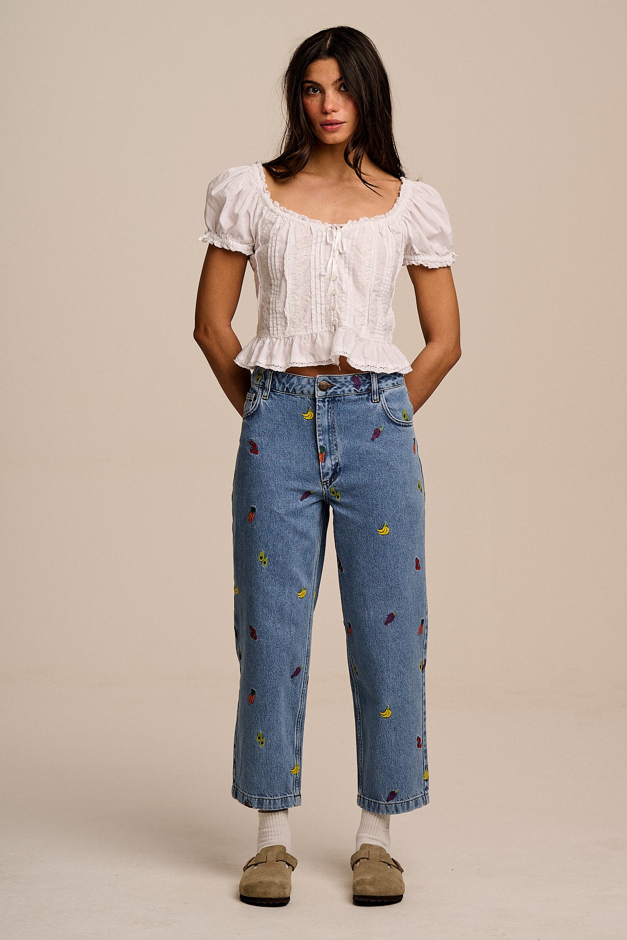 Drew - Cropped Straight Legged Cotton Trousers in Light Wash Veg Embroidery
