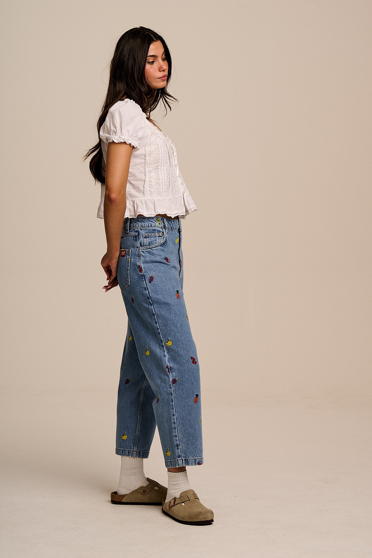 Drew - Cropped Straight Legged Cotton Trousers in Light Wash Veg Embroidery