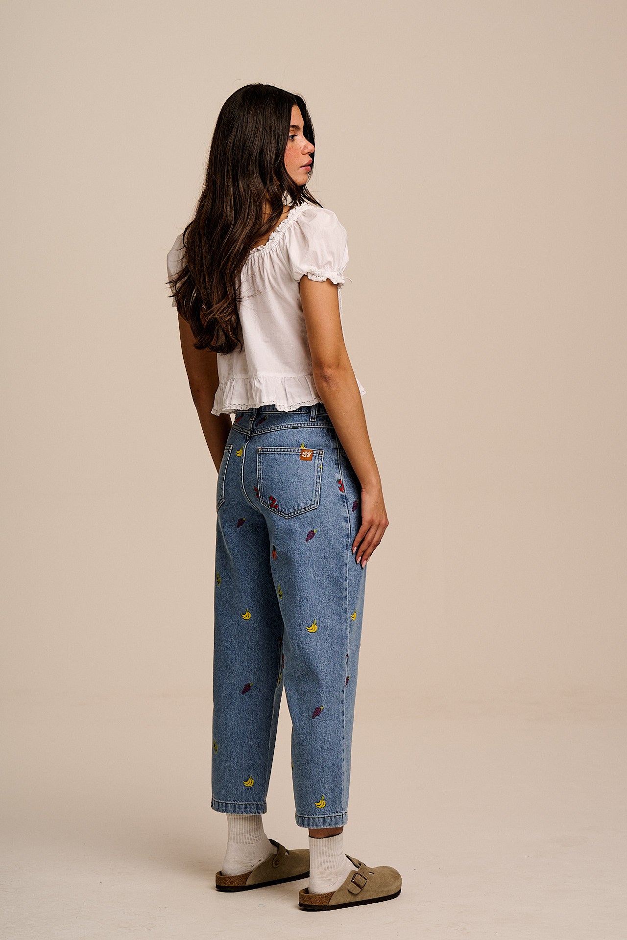 Drew - Cropped Straight Legged Cotton Trousers in Light Wash Veg Embroidery