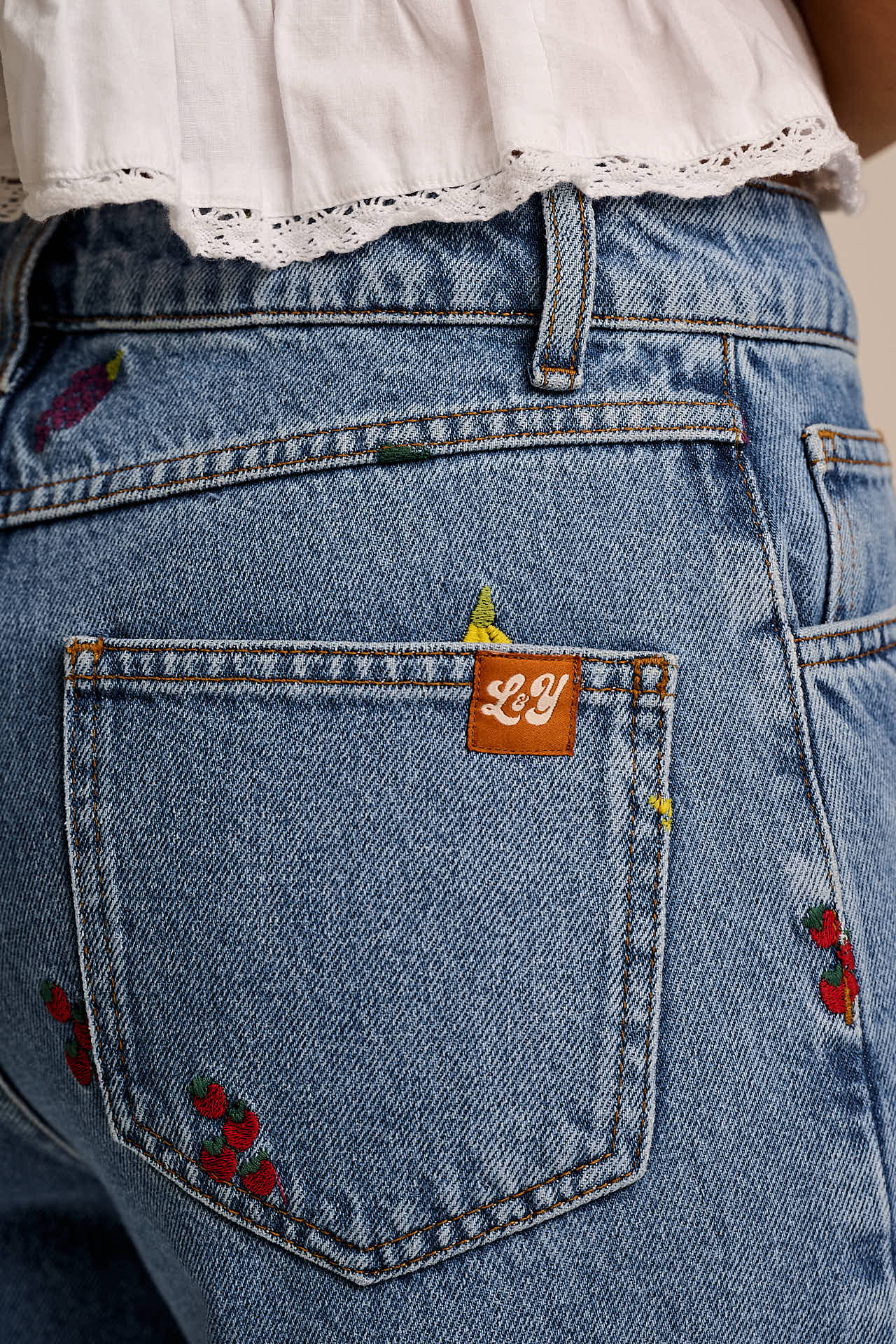 Drew - Cropped Straight Legged Cotton Trousers in Light Wash Veg Embroidery