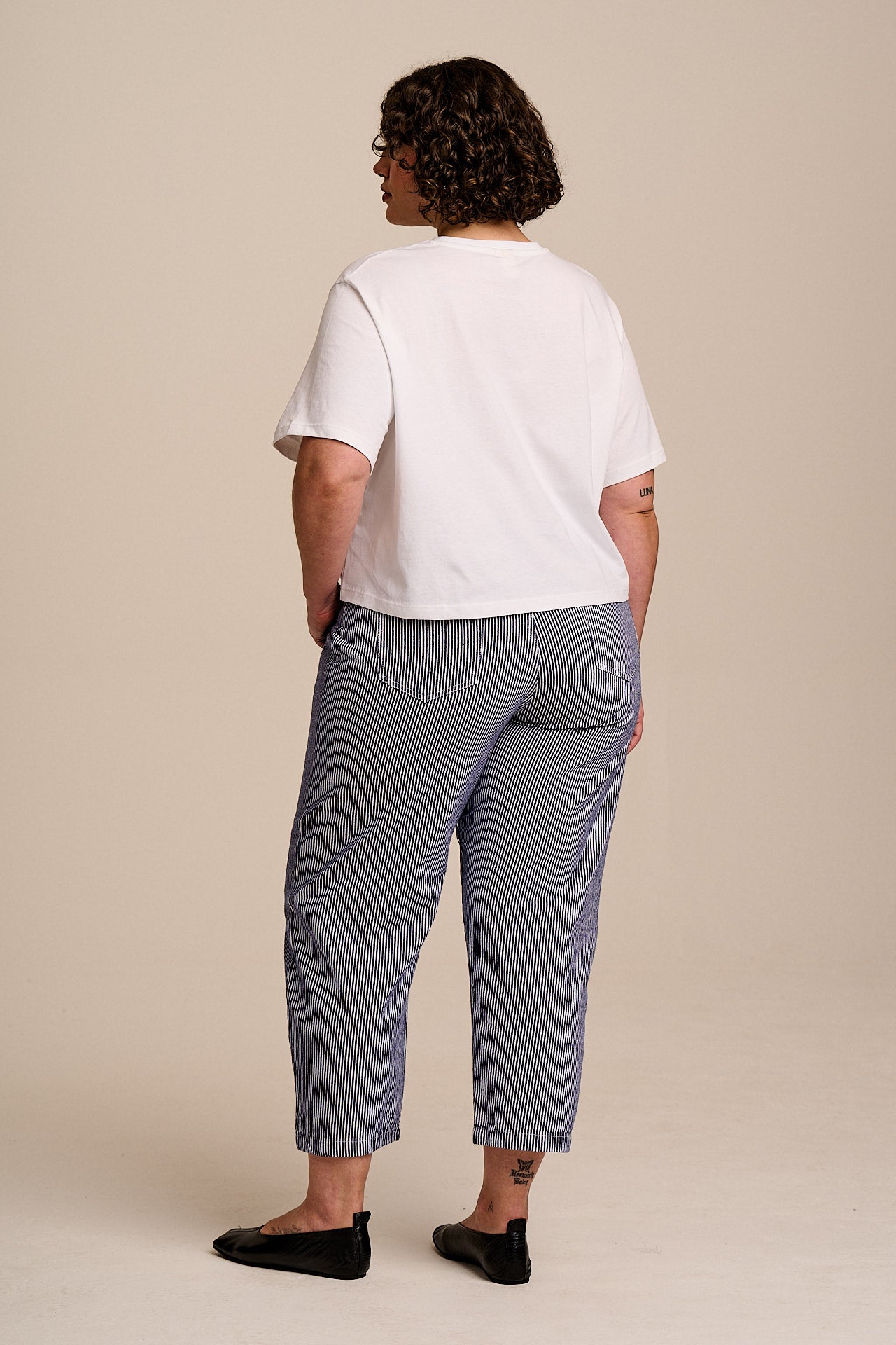 Drew - Cropped Straight Leg Cotton Trousers in Navy Stripe