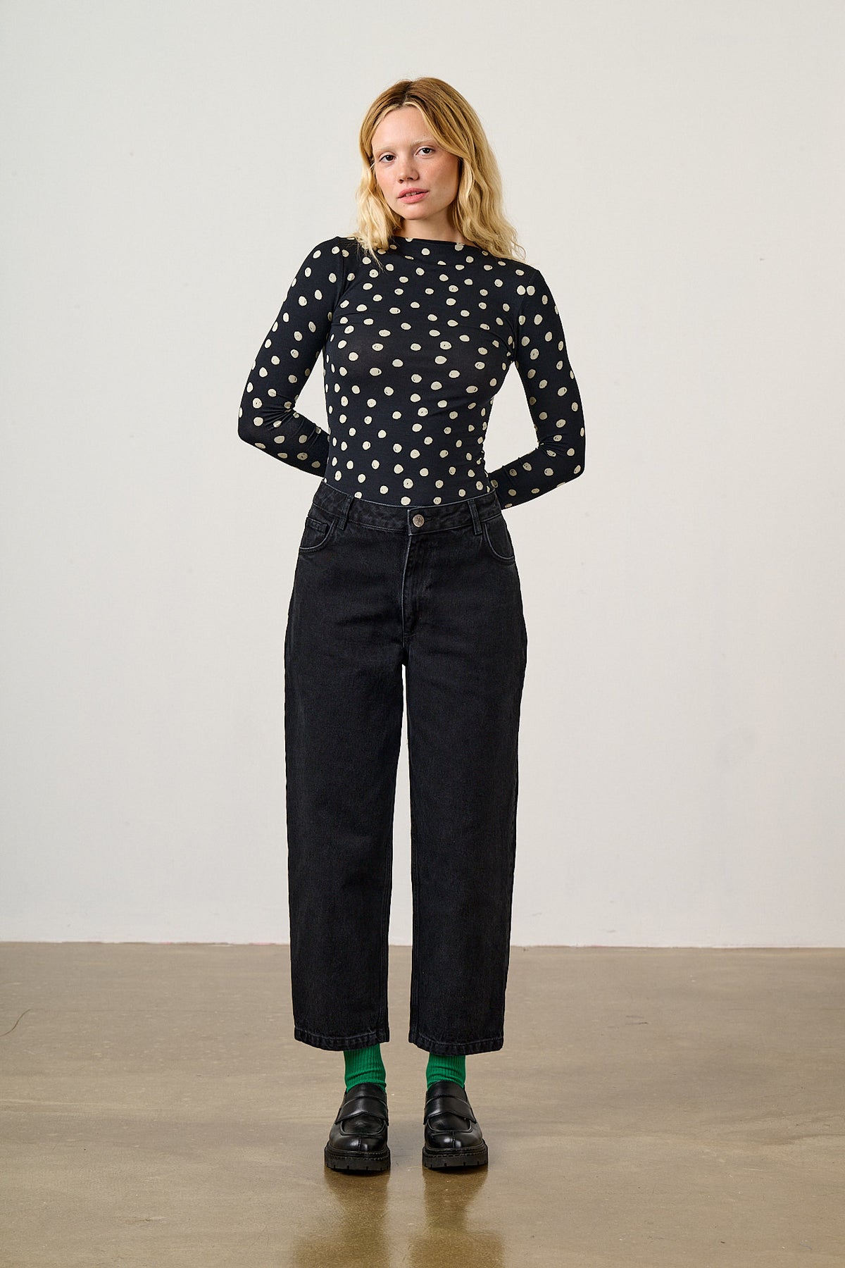 Drew - Cropped Straight Leg Denim Jeans in Washed Black