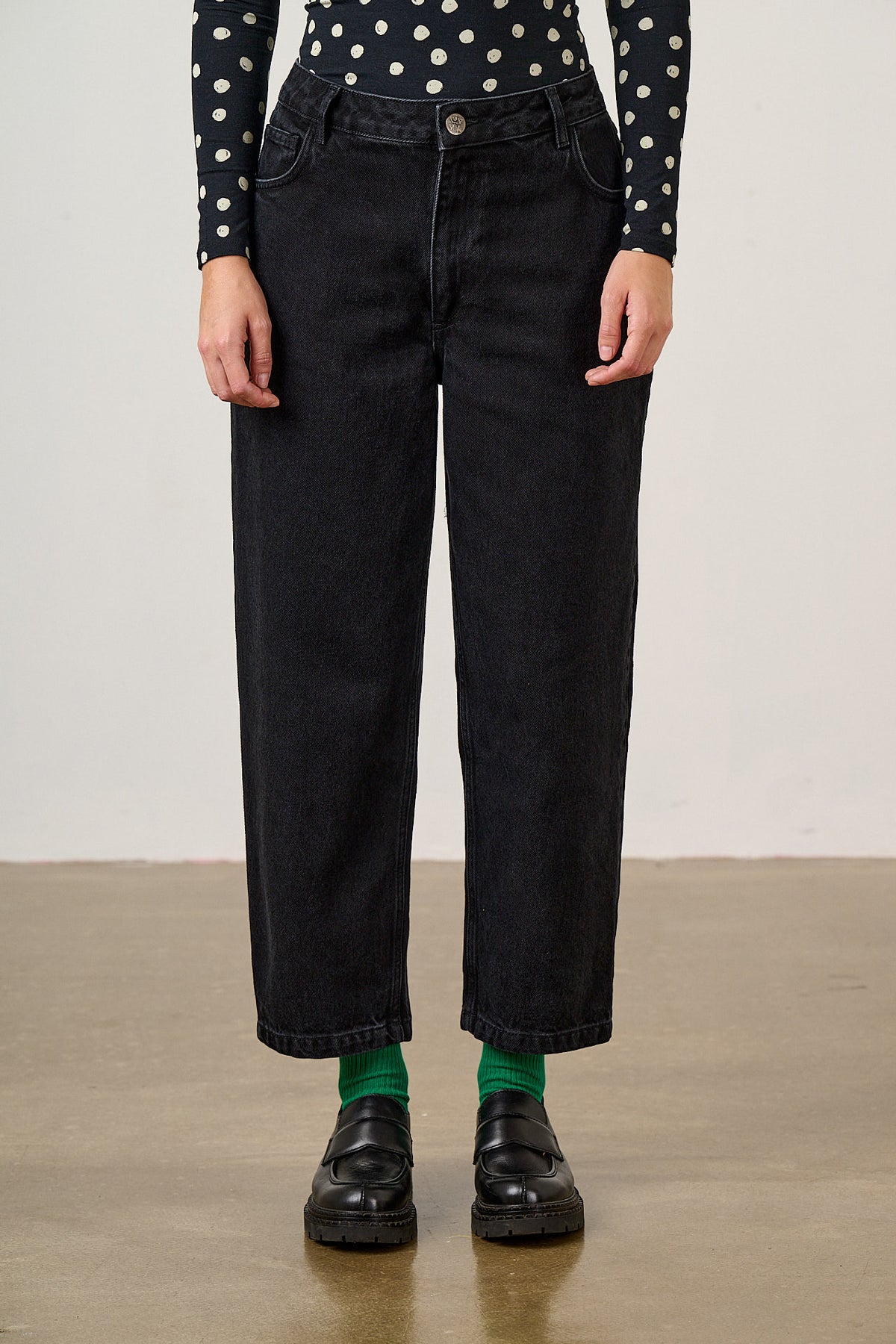 Drew - Cropped Straight Leg Denim Jeans in Washed Black