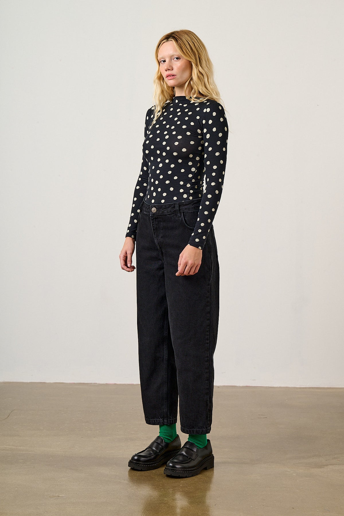 Drew - Cropped Straight Leg Denim Jeans in Washed Black