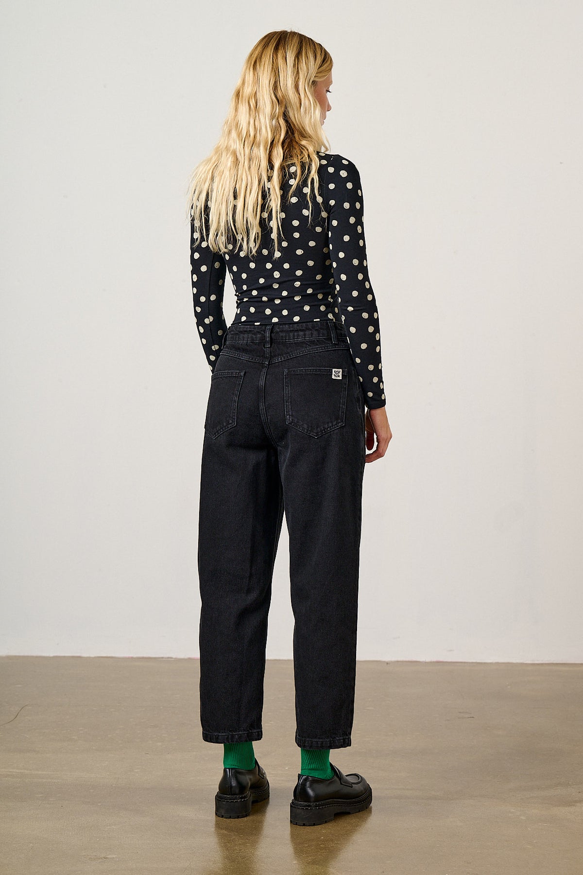 Drew - Cropped Straight Leg Denim Jeans in Washed Black