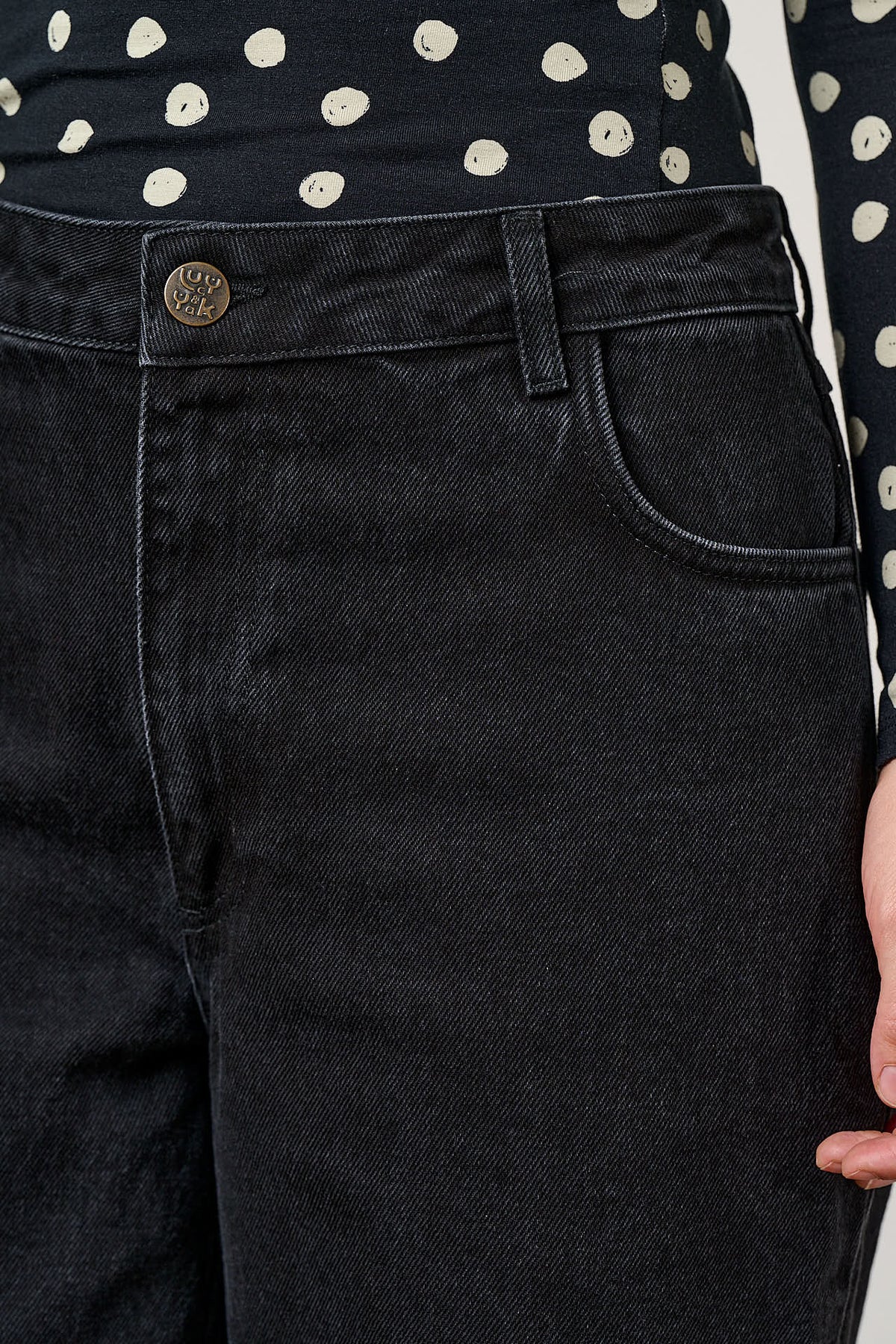 Drew - Cropped Straight Leg Denim Jeans in Washed Black