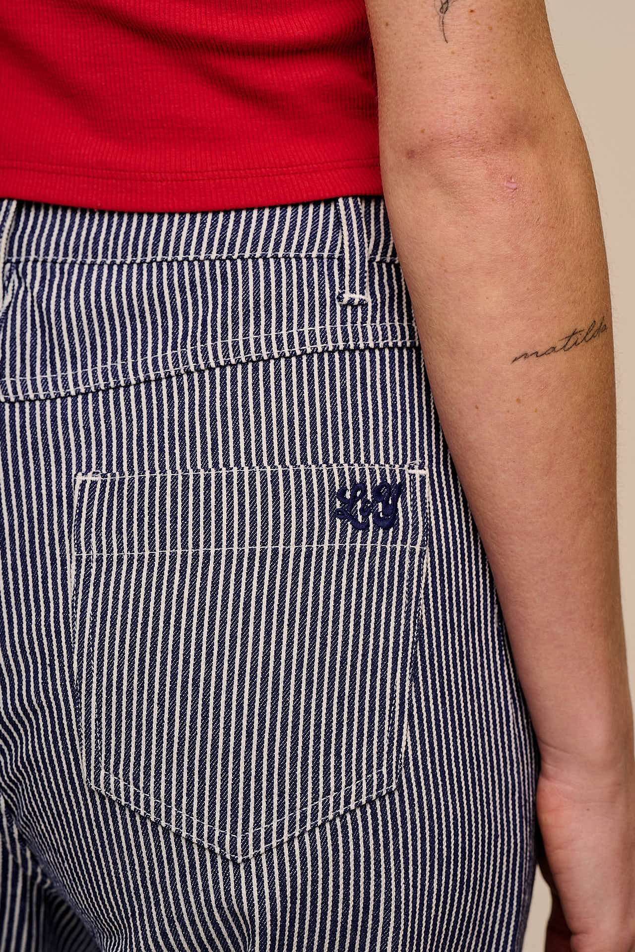 Drew - Cropped Straight Leg Cotton Trousers in Navy Stripe