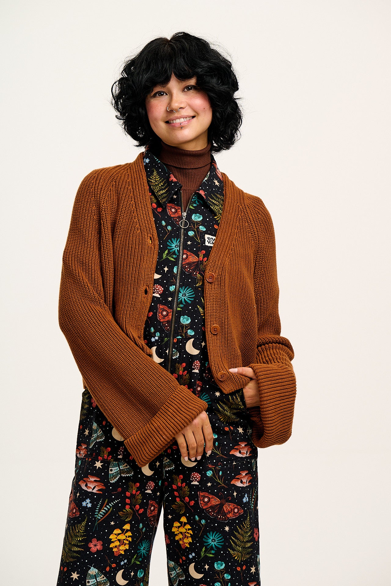 Robyn - V-Neck Knitted Cardigan in Caramel Cafe brown