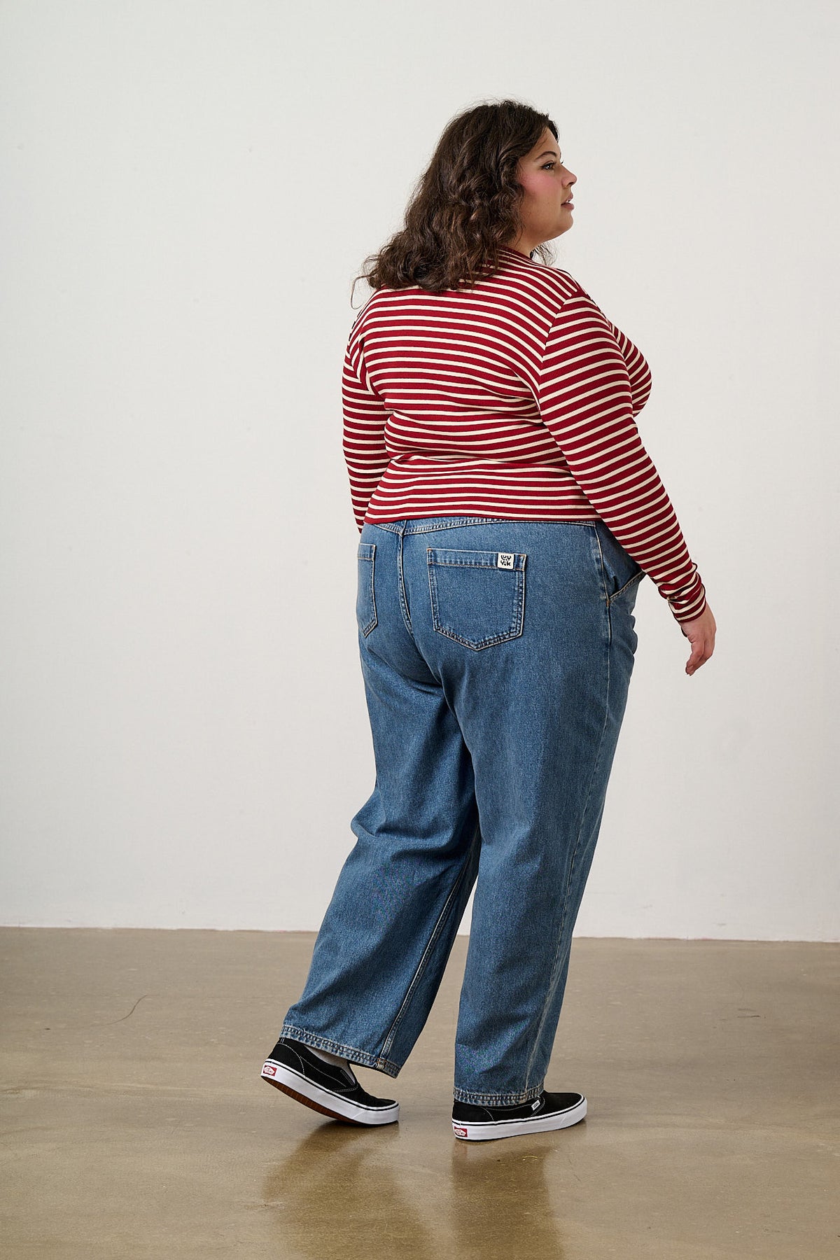 Linden -  90's Straight Leg Jeans in Midwash Denim