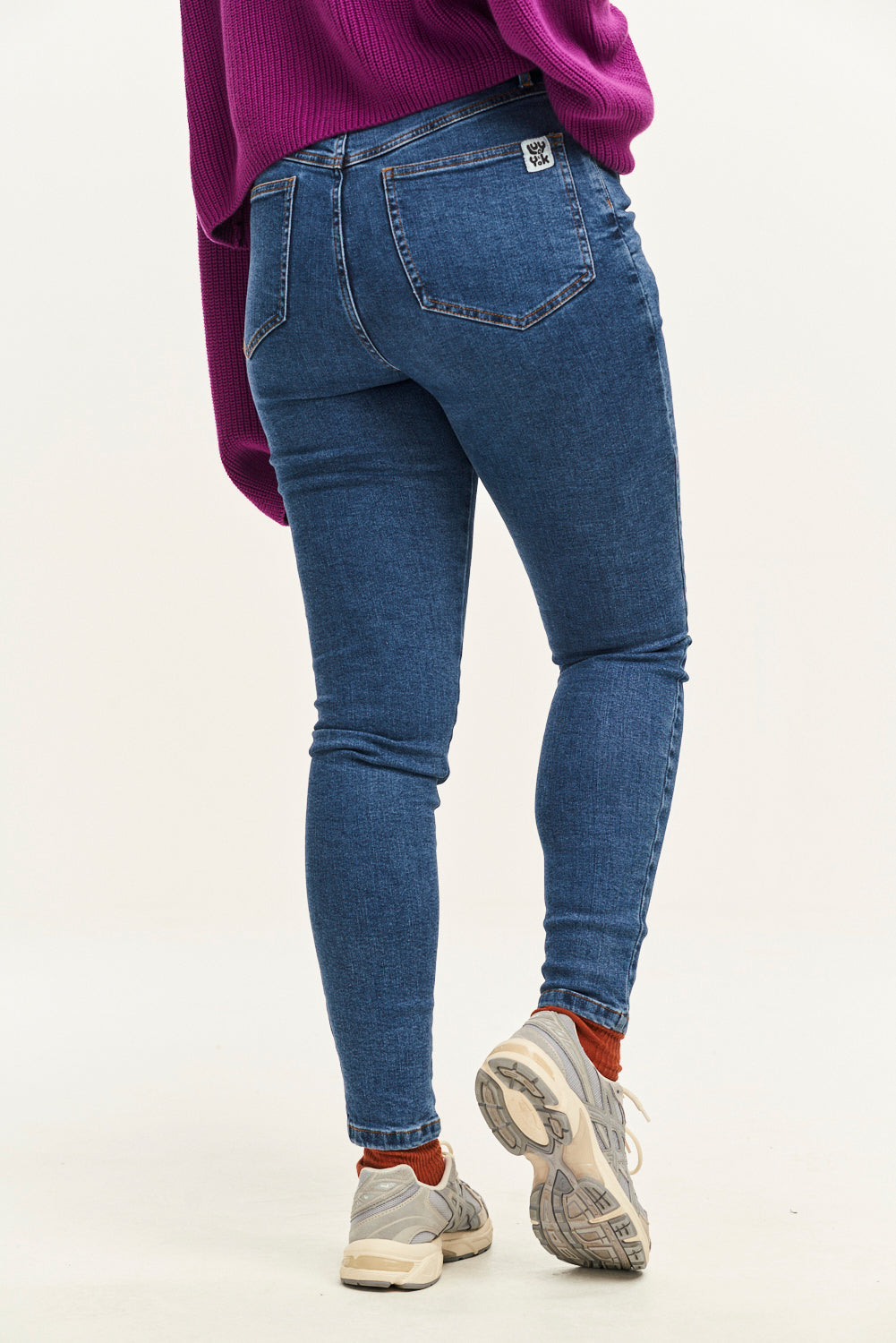 Soho Close Fitting Jeans: ORGANIC DENIM - Mid Wash Blue