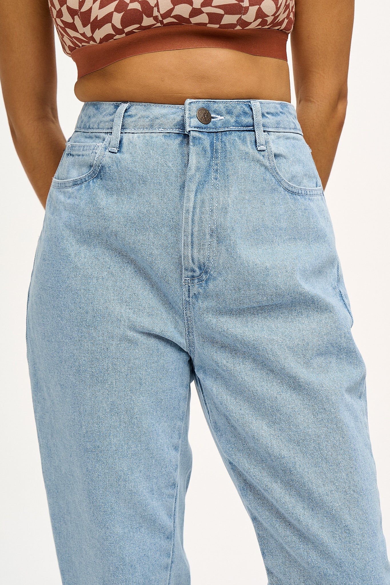 Dana - Mom Denim Jeans in Light Wash Blue