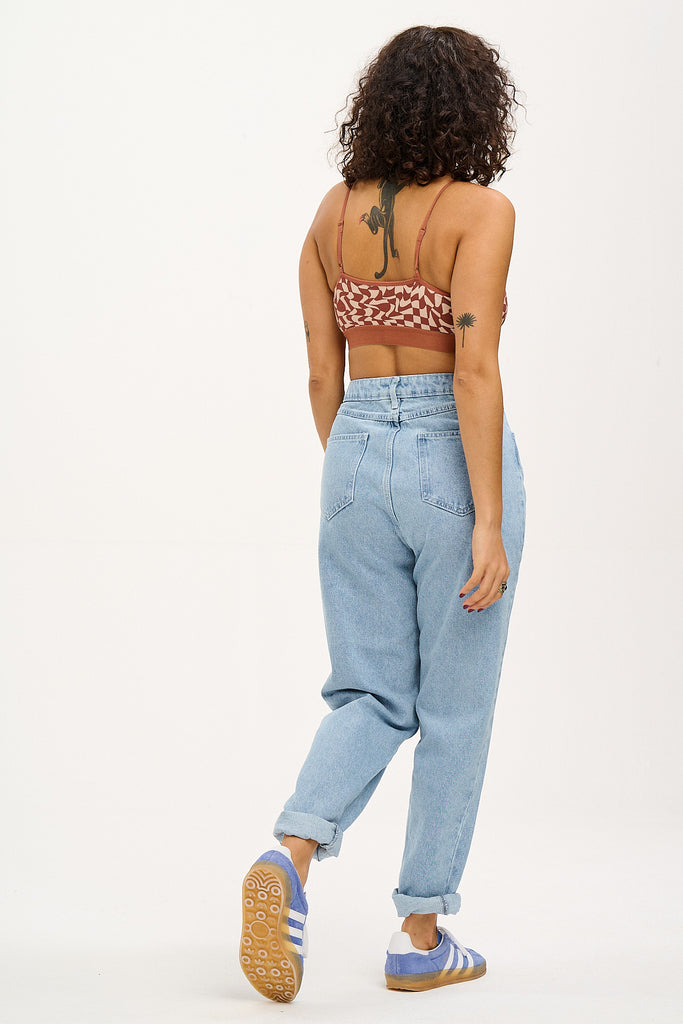 Dana - Mom Denim Jeans in Light Wash Blue