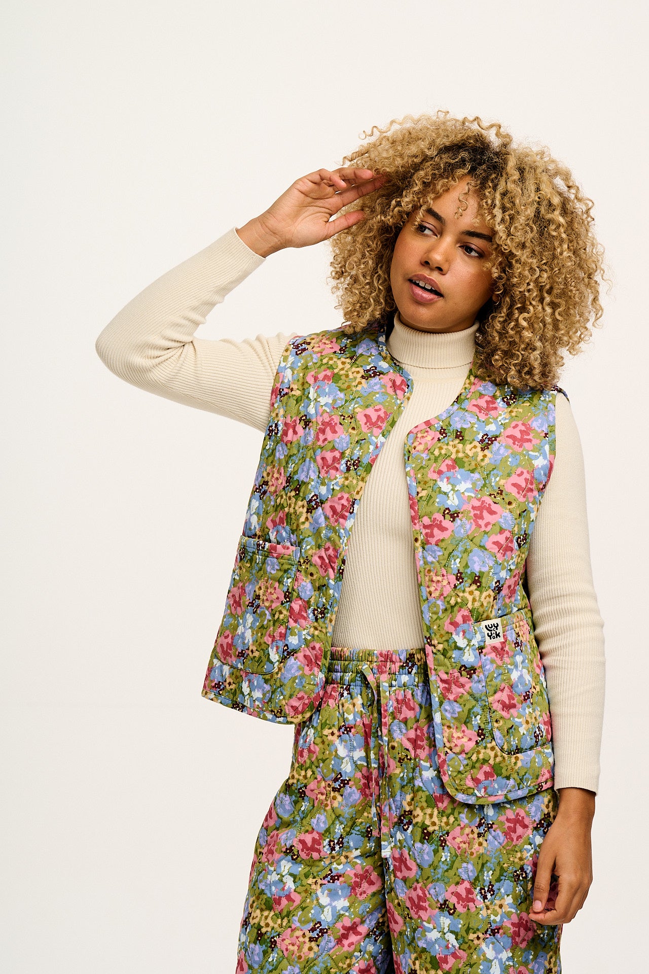 Emery - Reversible Quilted Gilet in Elsinore Floral Print