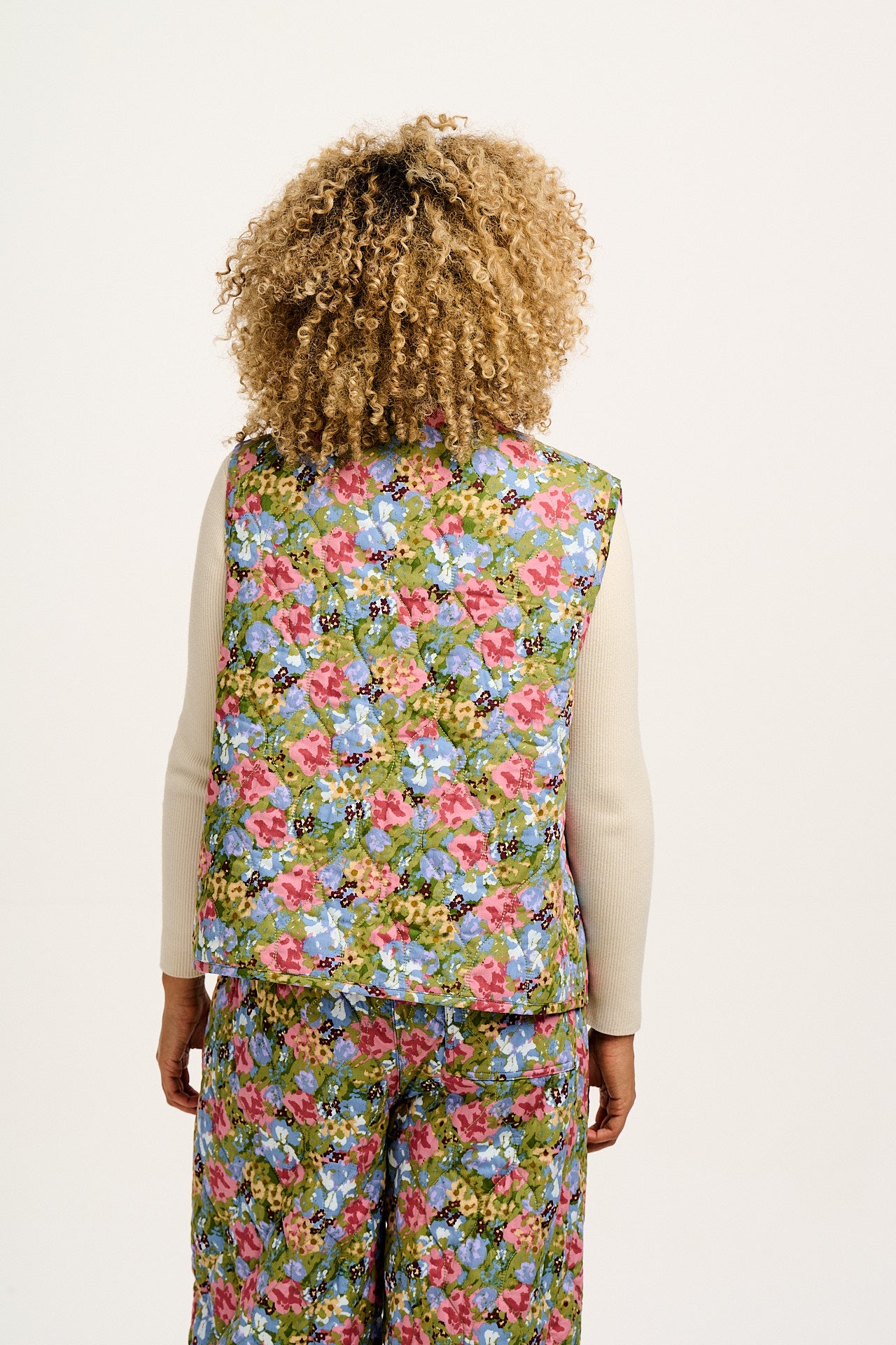 Emery - Reversible Quilted Gilet in Elsinore Floral Print