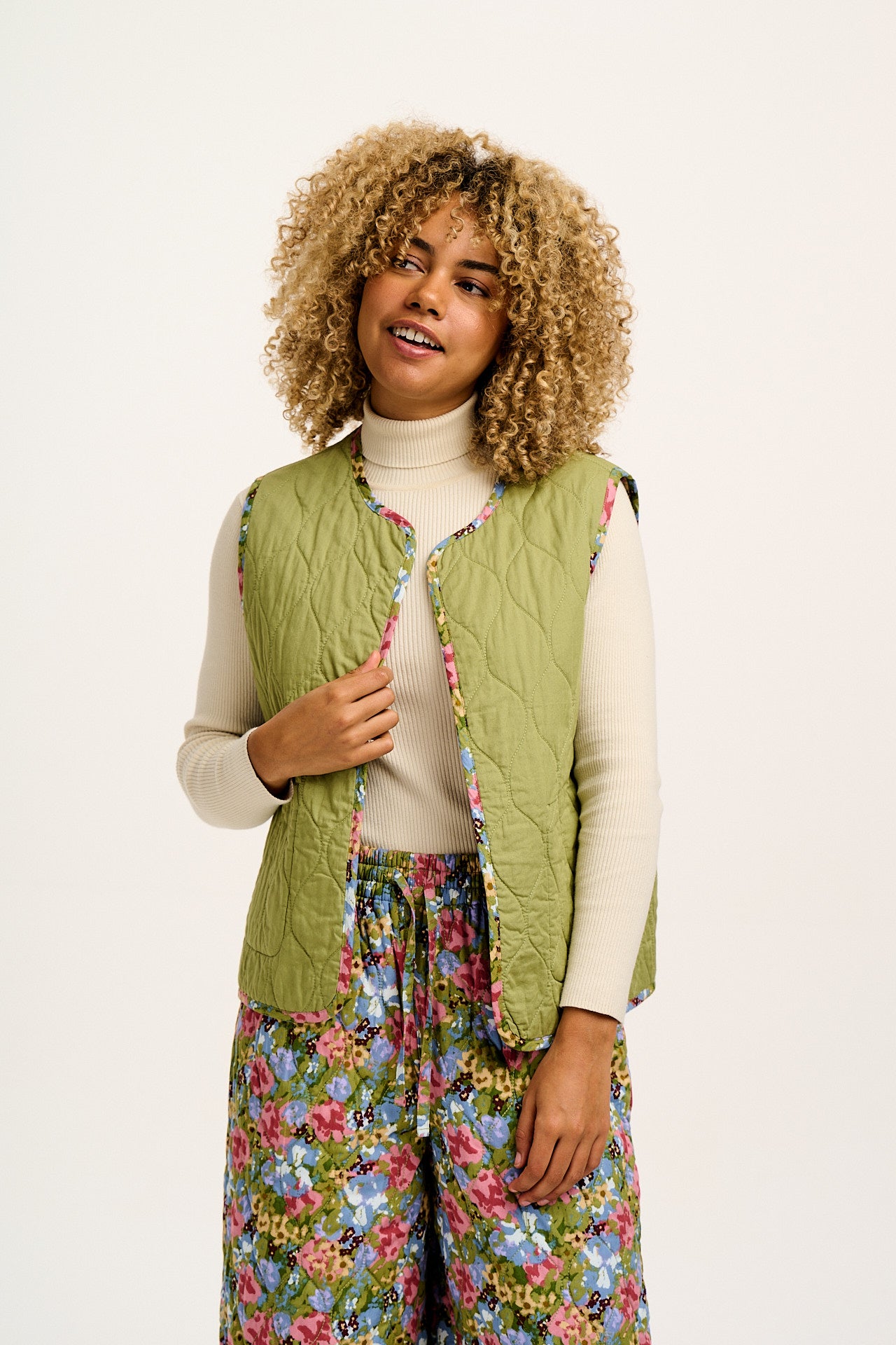 Emery - Reversible Quilted Gilet in Elsinore Floral Print