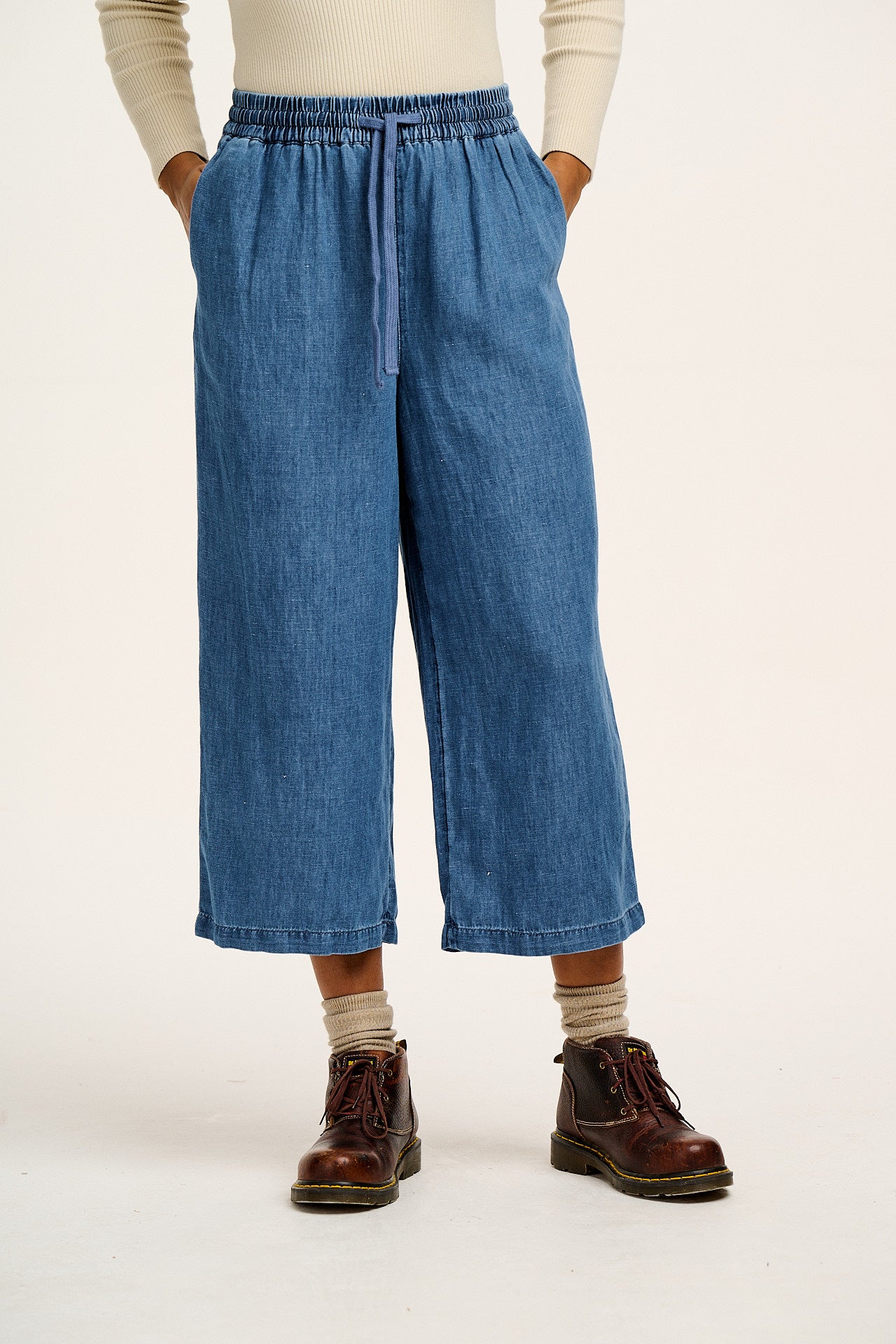 Chuck - Cotton & Hemp Trousers in Mid Wash Blue