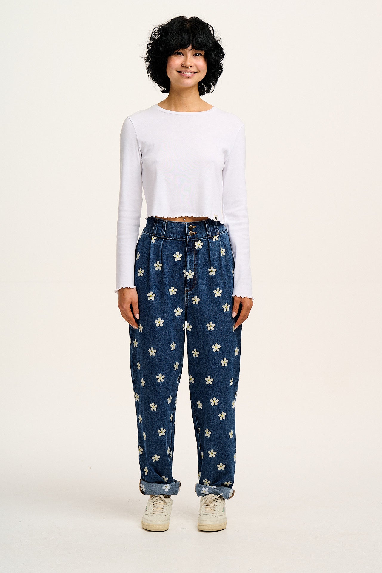 Addison - Tapered Denim Jeans in Mid Wash with Daisy Embroidery