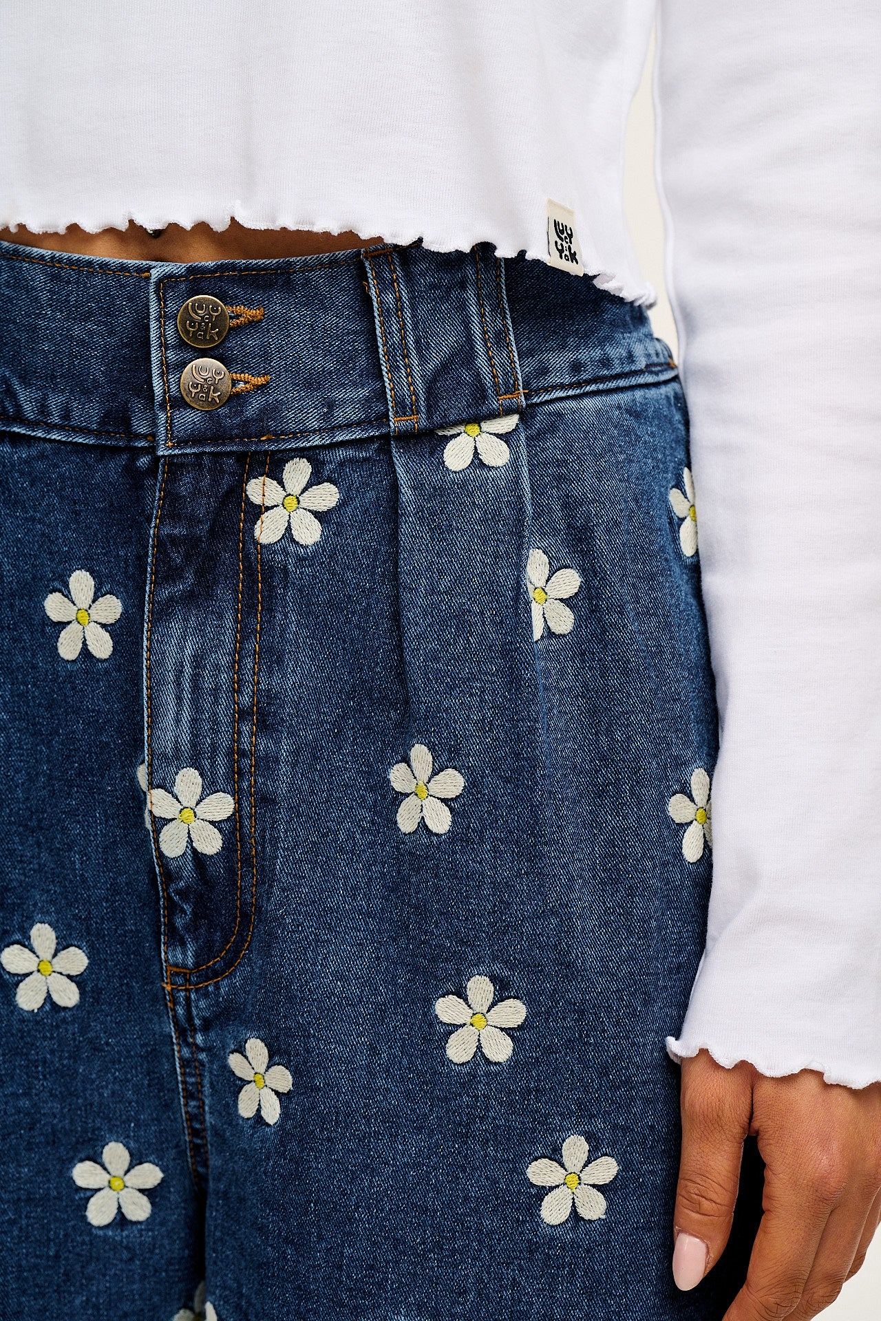 Addison - Tapered Denim Jeans in Mid Wash with Daisy Embroidery