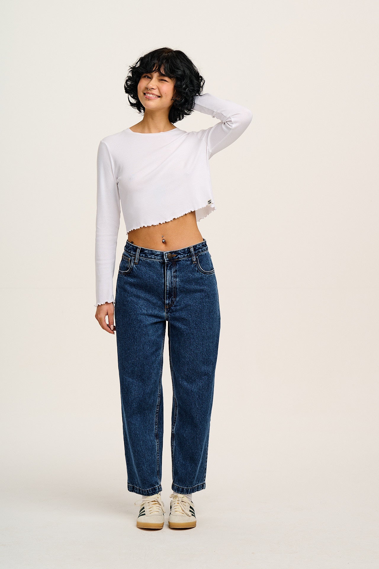 Drew - Cropped Straight Leg Denim Jeans in Mid Wash Blue