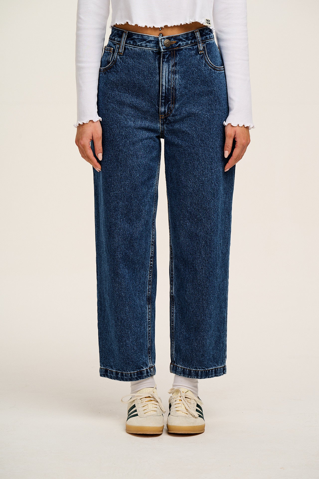 Drew - Cropped Straight Leg Denim Jeans in Mid Wash Blue