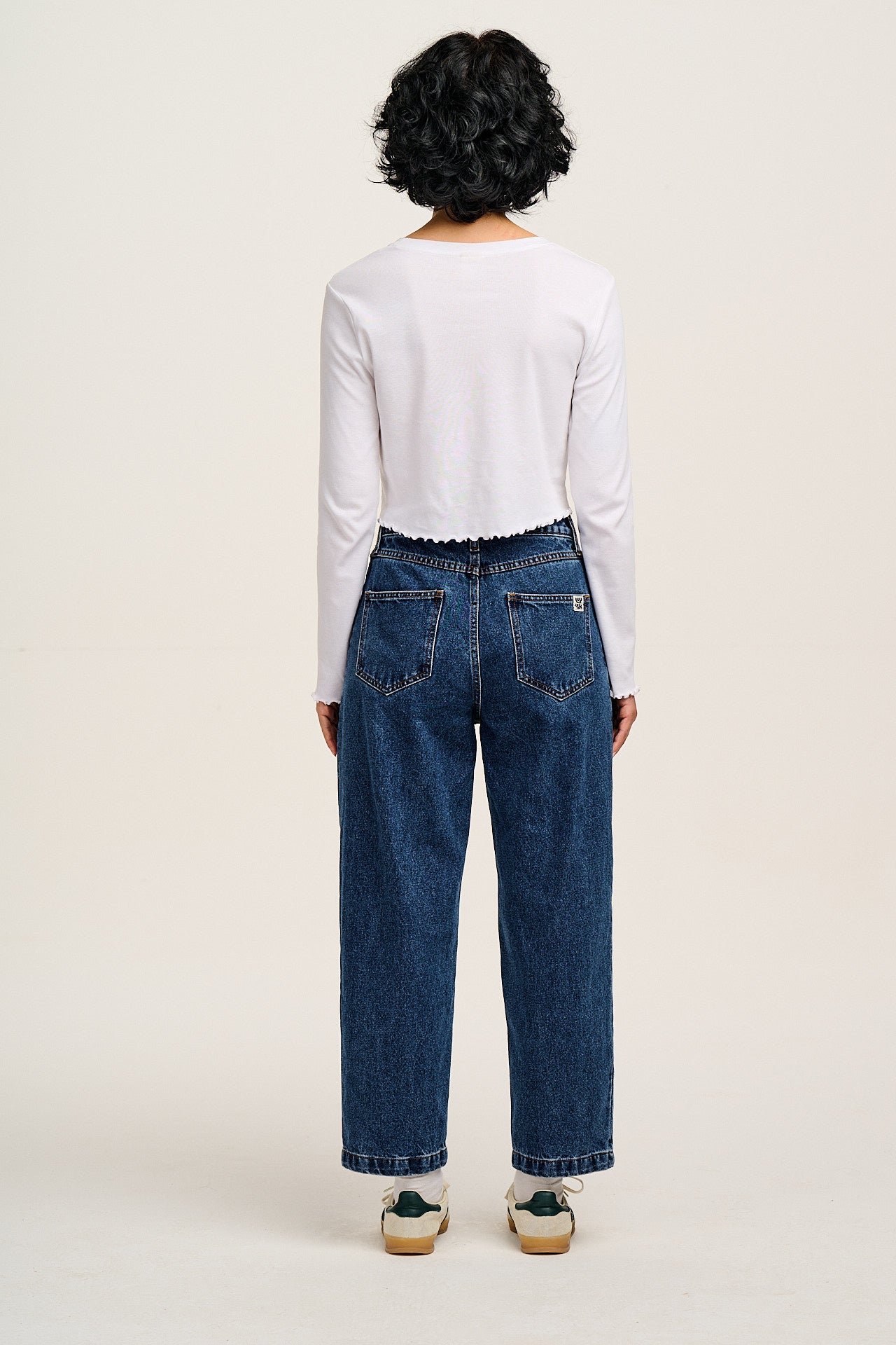 Drew - Cropped Straight Leg Denim Jeans in Mid Wash Blue