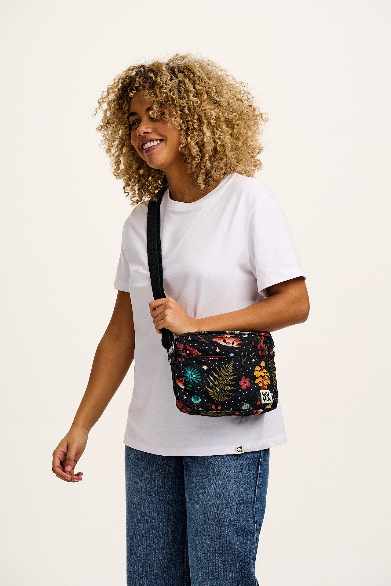 L.E. Dara - Crossbody Canvas Bag in Artist Print by Bojana