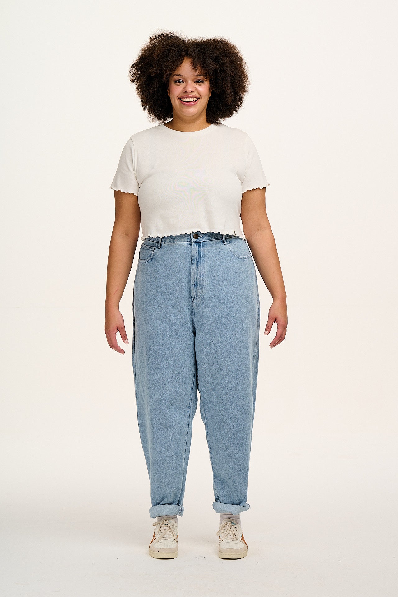 Dana - Mom Denim Jeans in Light Wash Blue