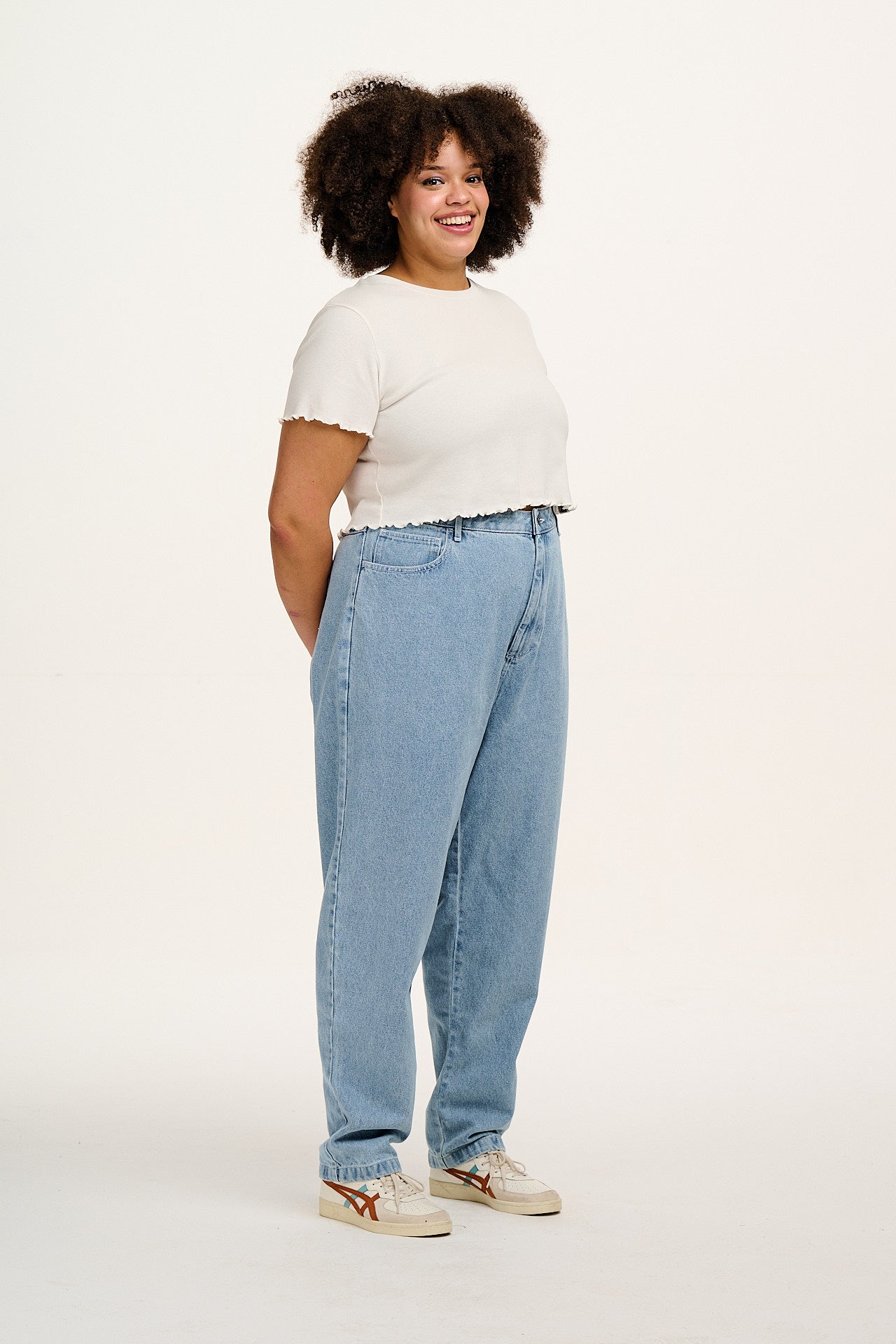 Dana - Mom Denim Jeans in Light Wash Blue