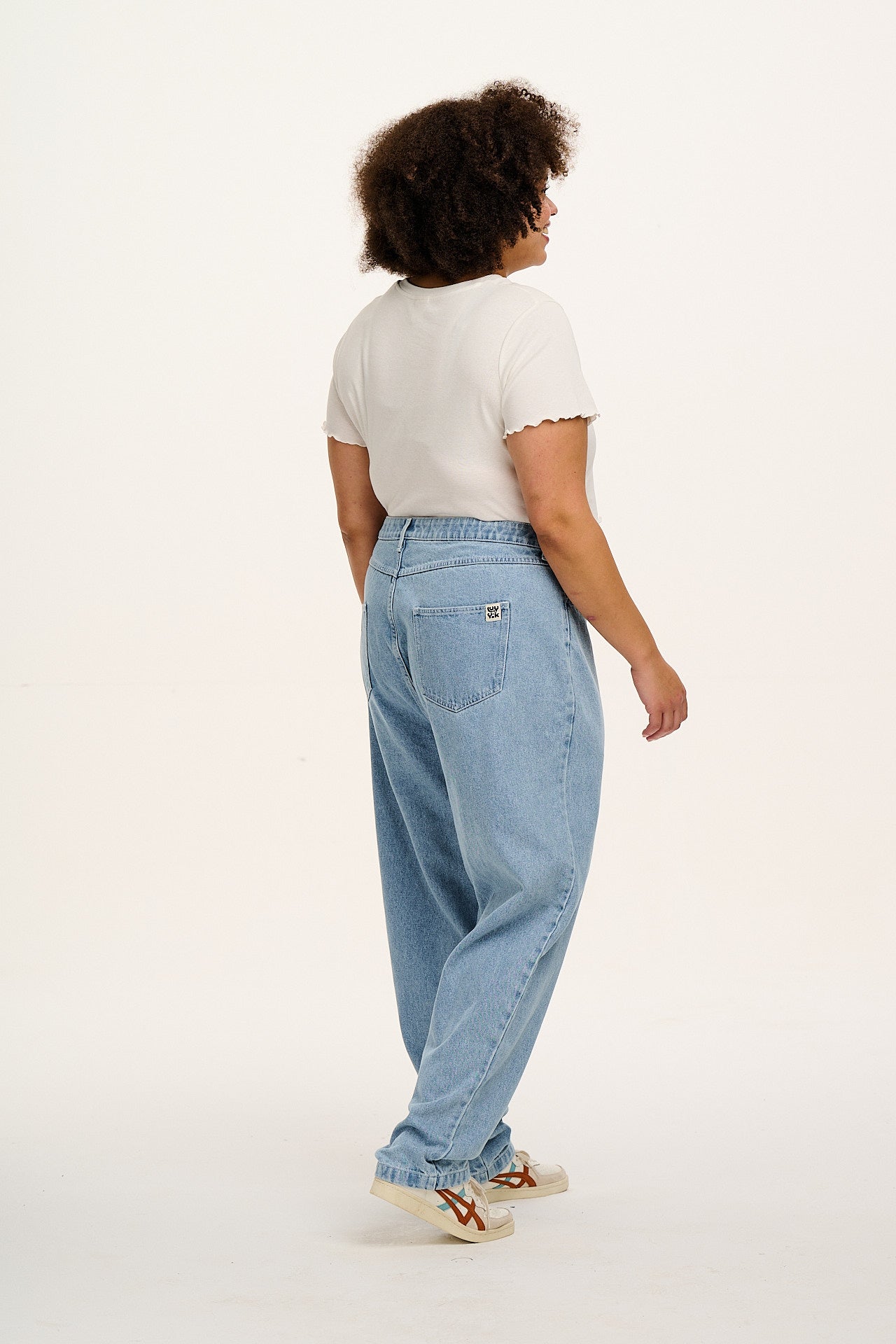 Dana - Mom Denim Jeans in Light Wash Blue