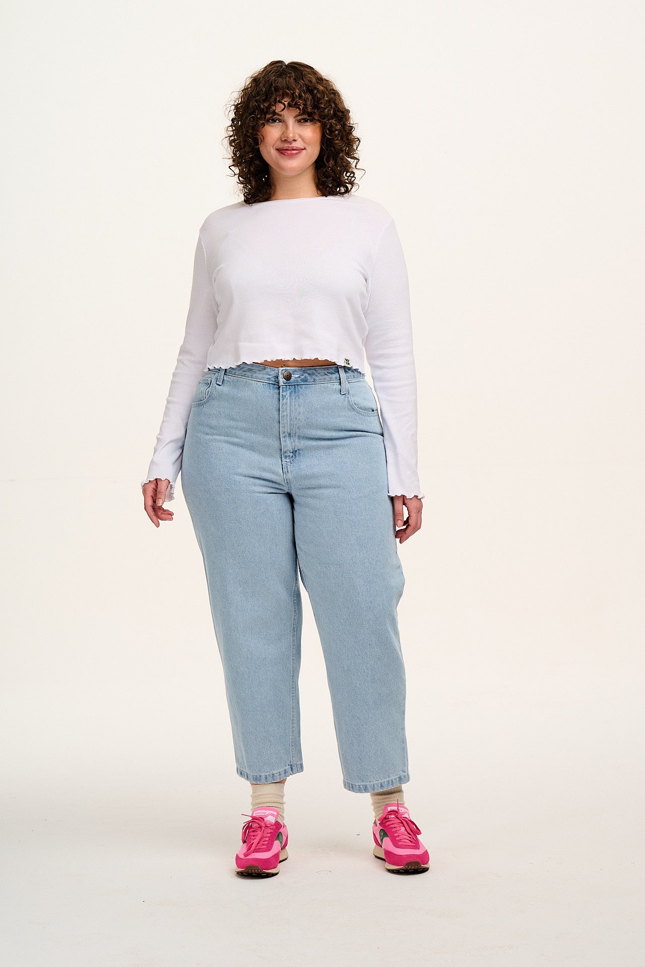 Drew - Cropped Straight Leg Denim Jeans in Light Wash Blue