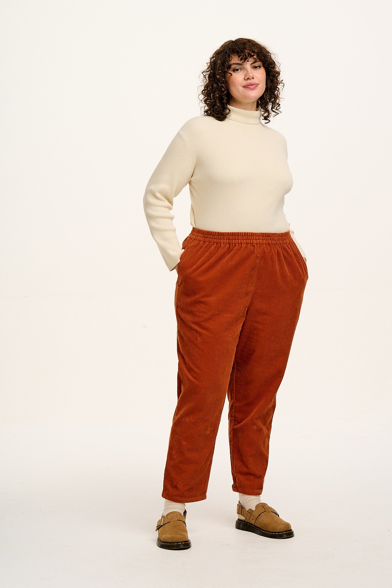 Billie - Corduroy Trousers in Red Clay