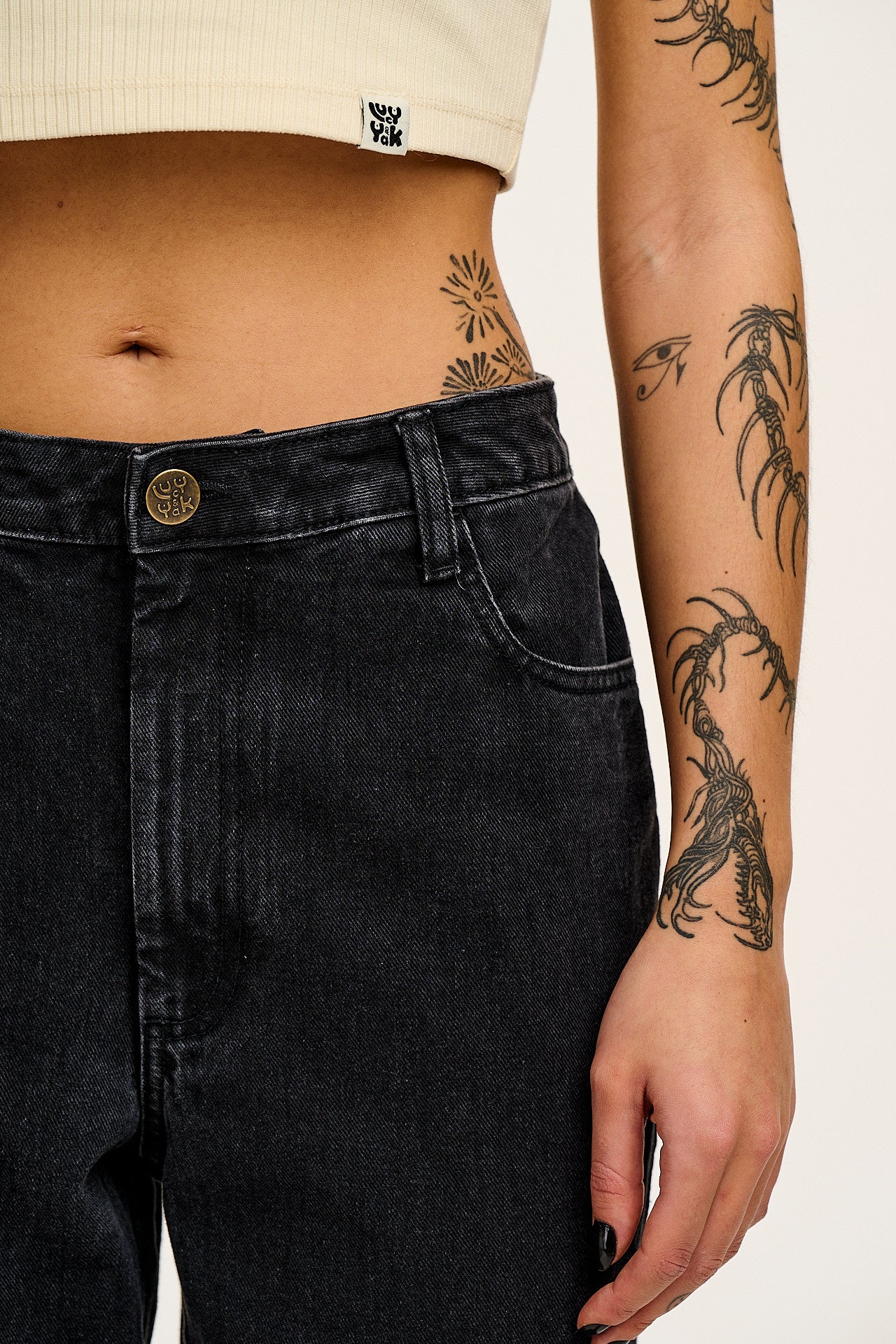 Dana - Mom Denim Jeans in Washed Black