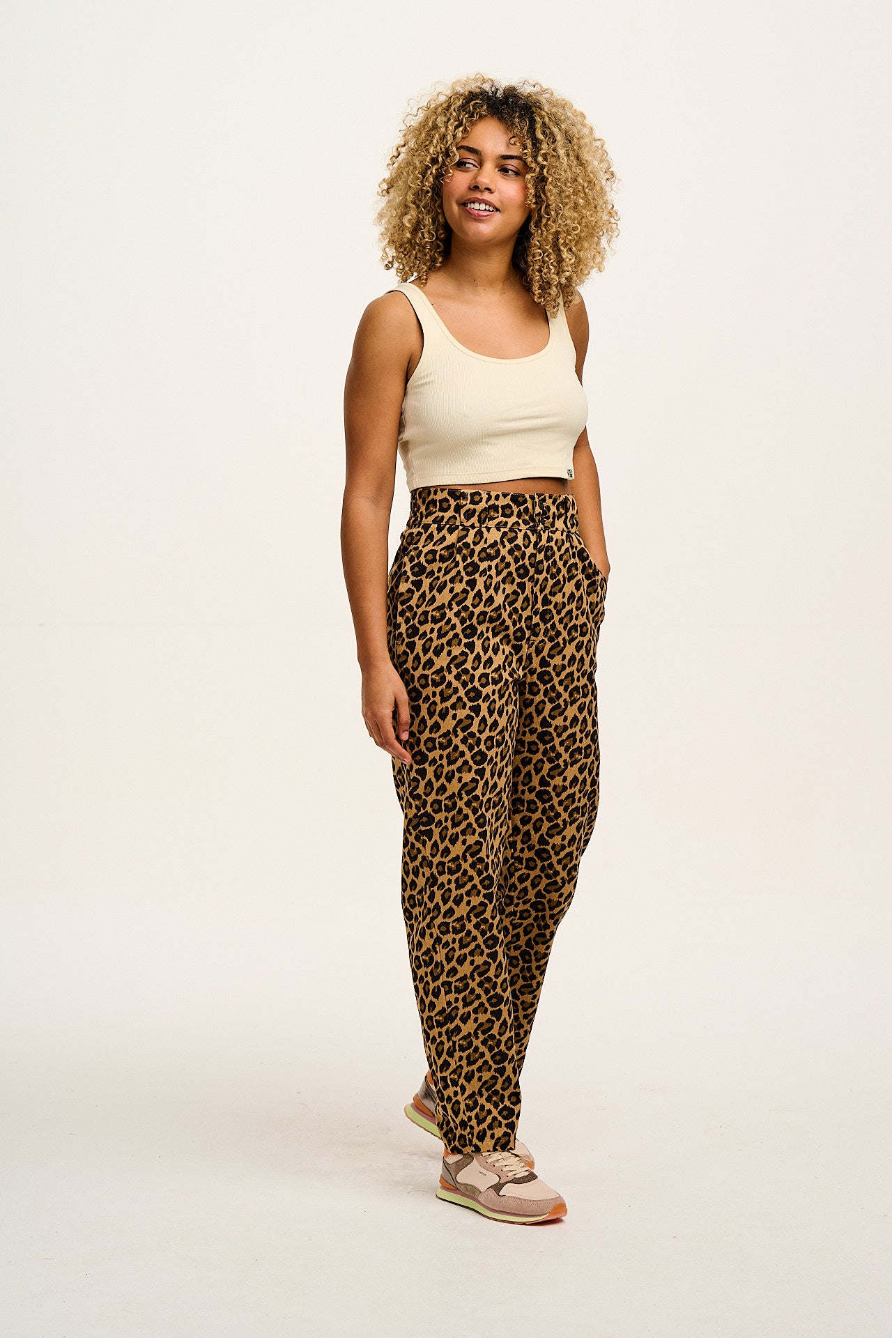 Addison - Tapered Twill Trousers in Leopard Print