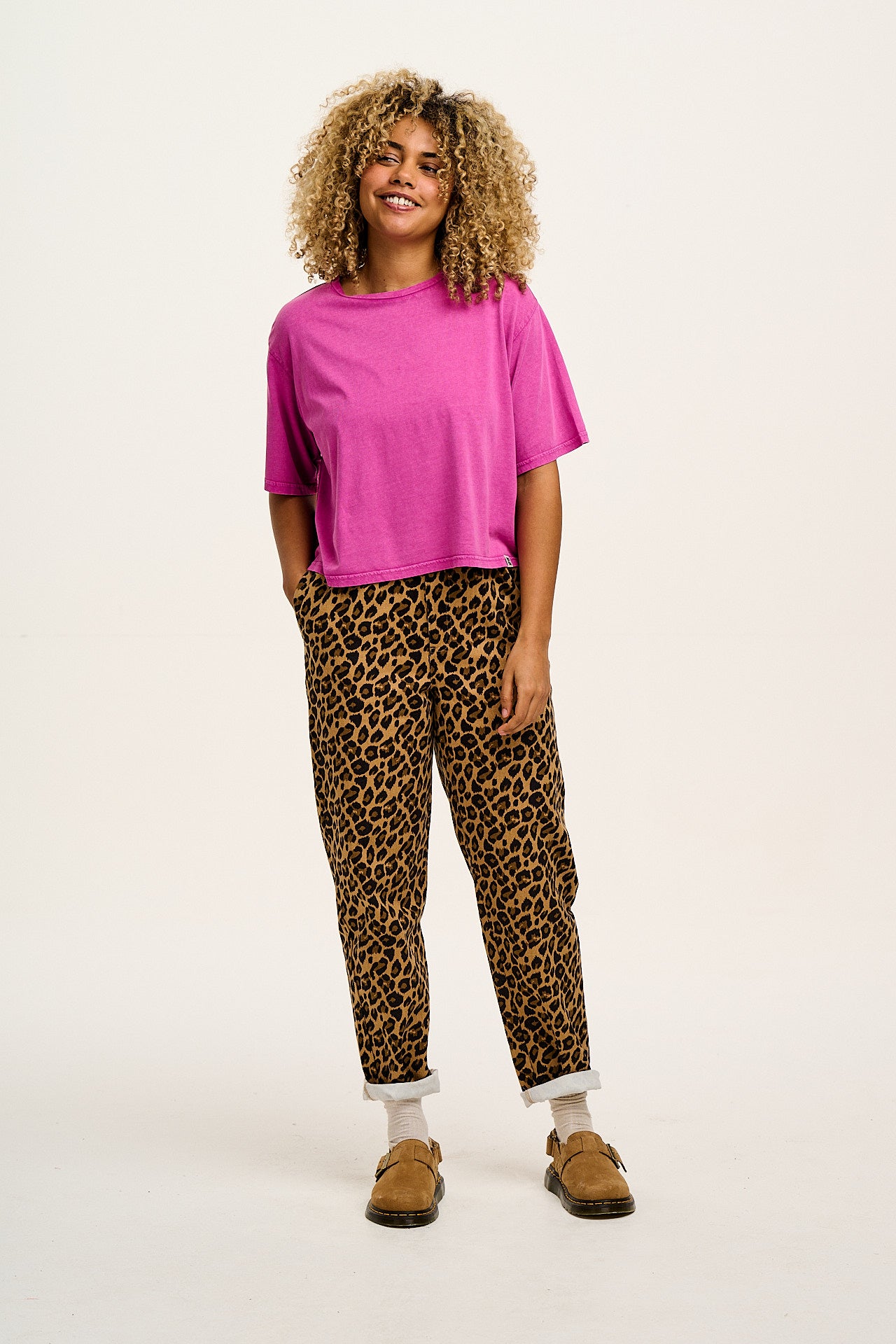 Addison - Tapered Twill Trousers in Leopard Print