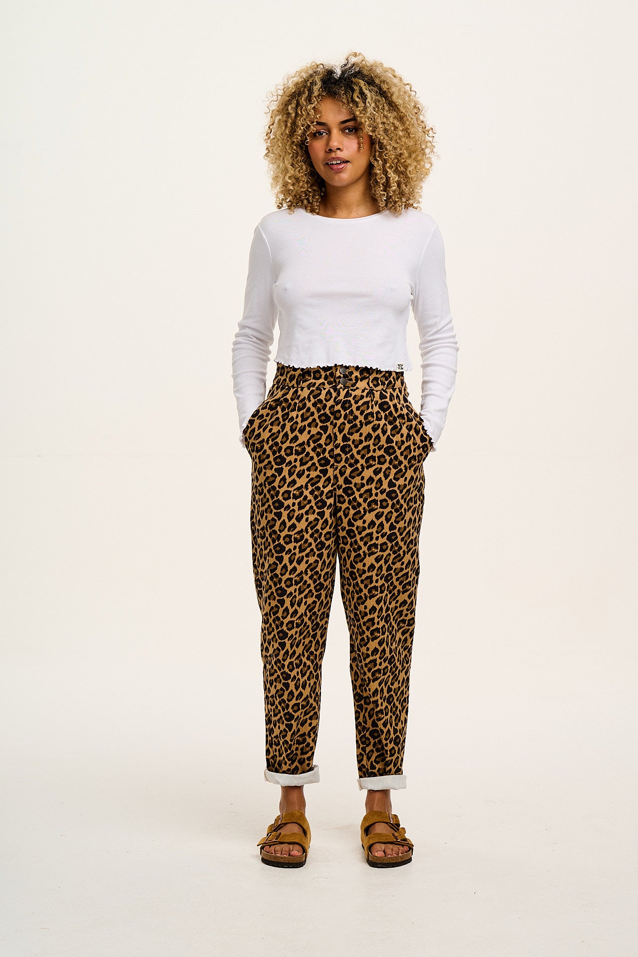 Addison - Tapered Twill Trousers in Leopard Print