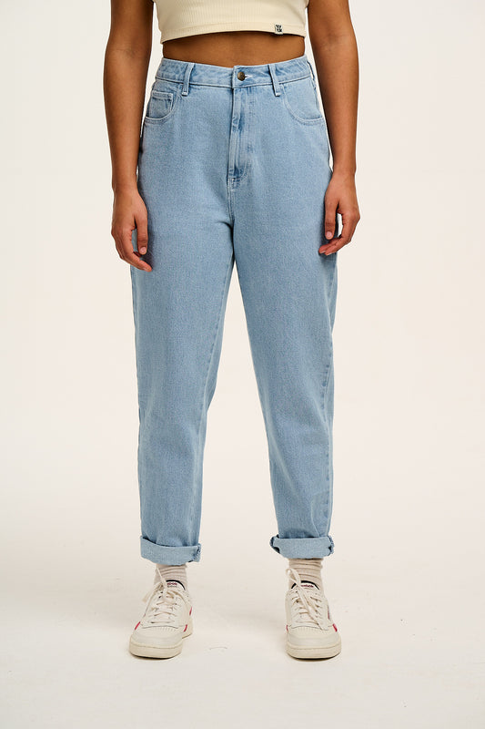 Dana - Mom Denim Jeans in Light Wash Blue