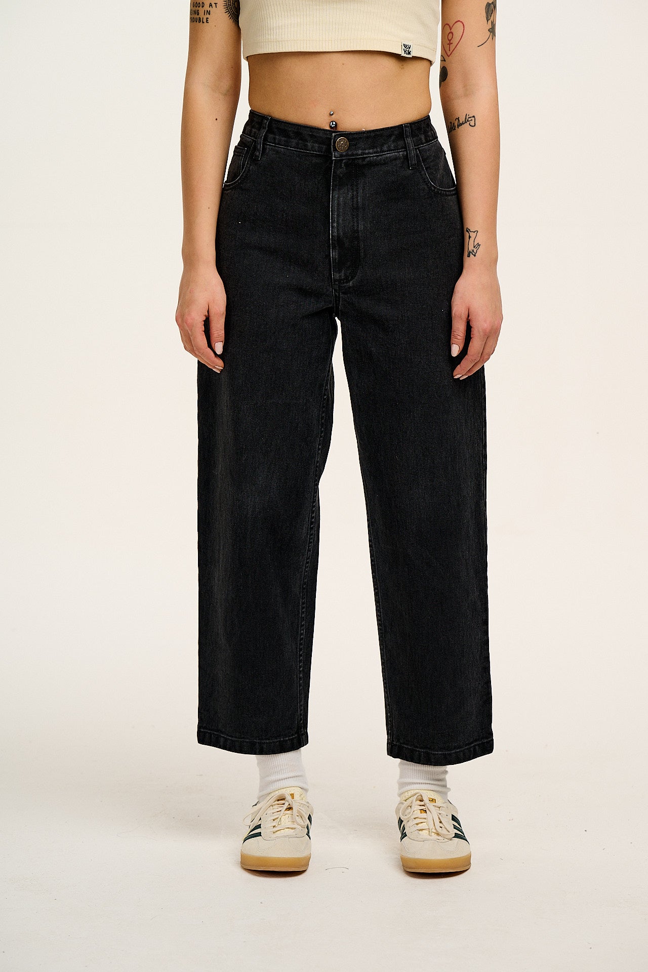 Drew - Cropped Straight Leg Denim Jeans in Washed Black