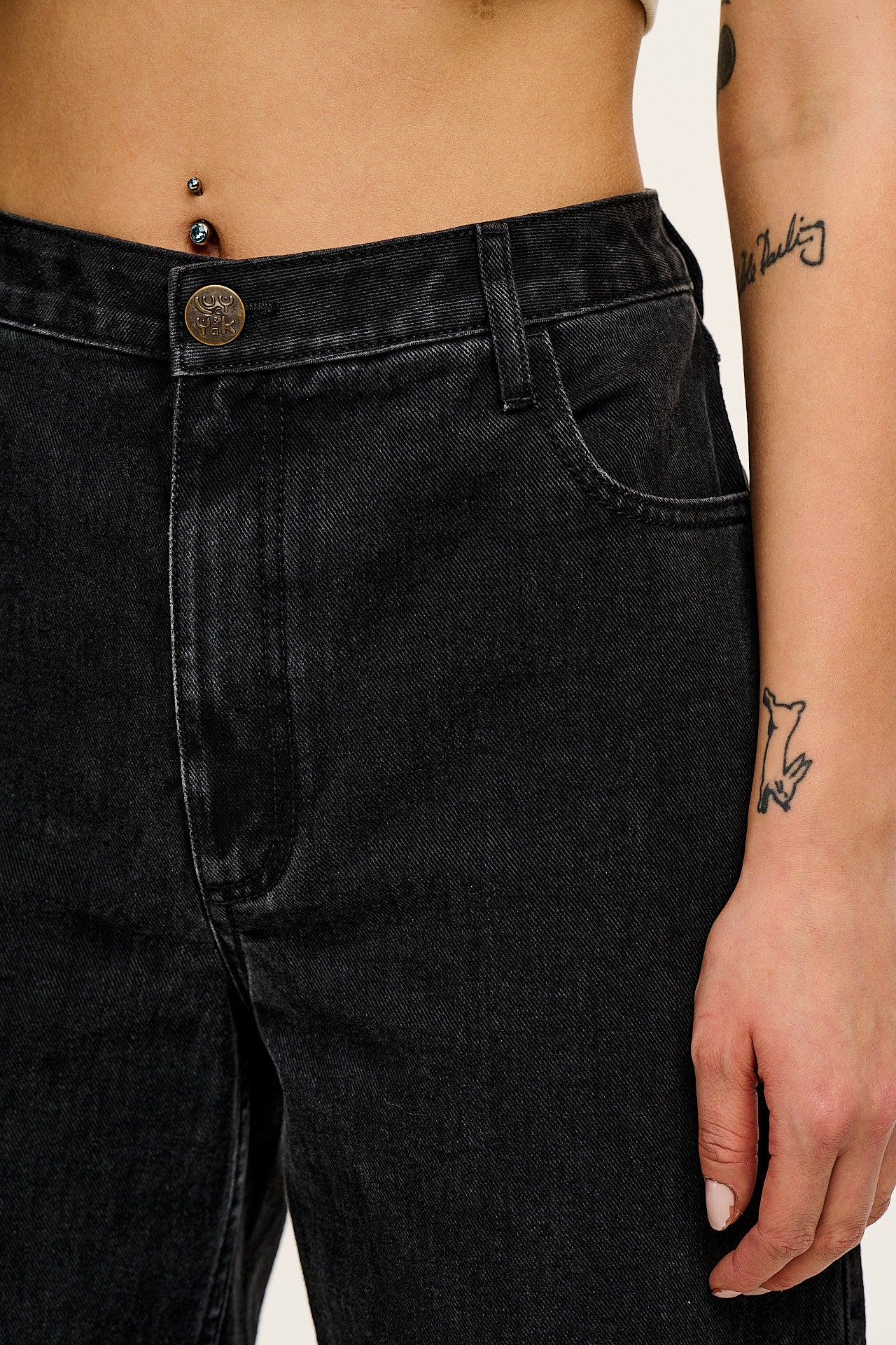 Drew - Cropped Straight Leg Denim Jeans in Washed Black