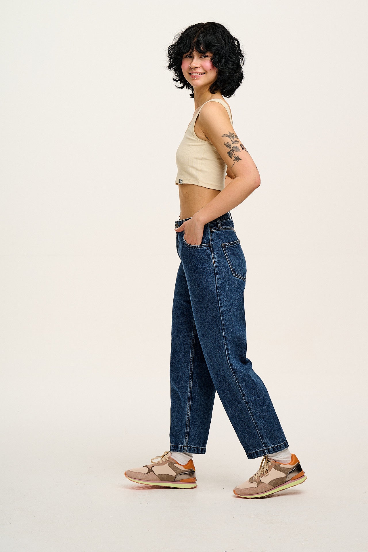 Drew - Cropped Straight Leg Denim Jeans in Mid Wash Blue