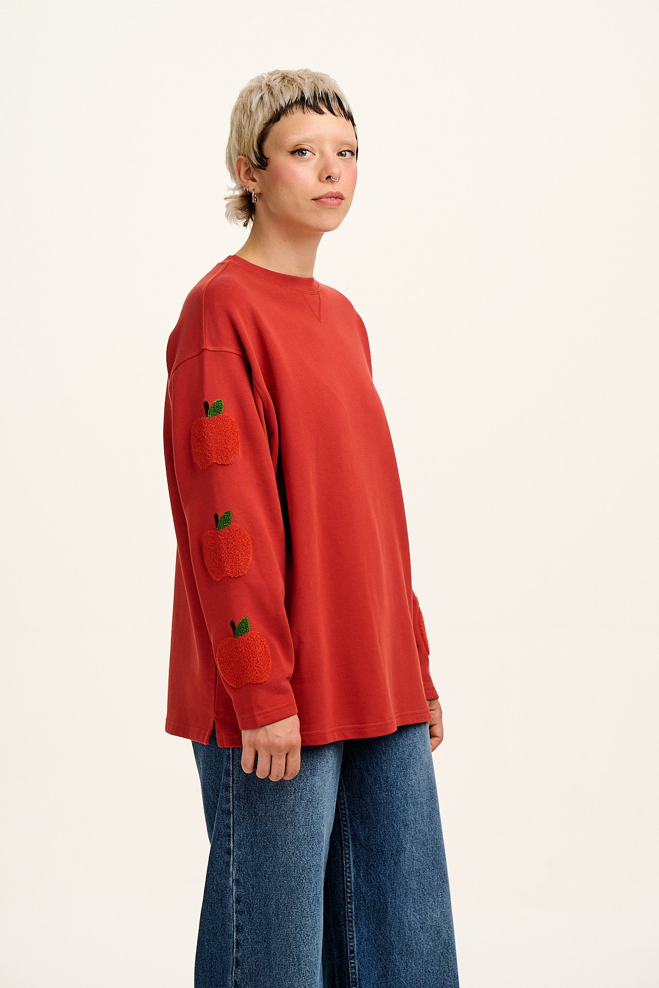 Kai - Midweight Cotton Crew Neck Sweatshirt in Red Apples Motif