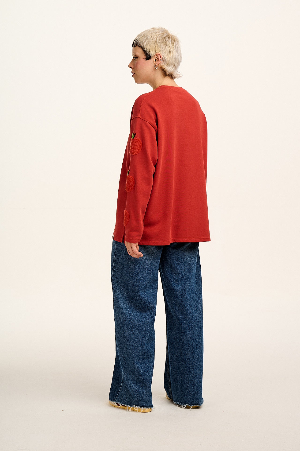 Kai - Midweight Cotton Crew Neck Sweatshirt in Red Apples Motif