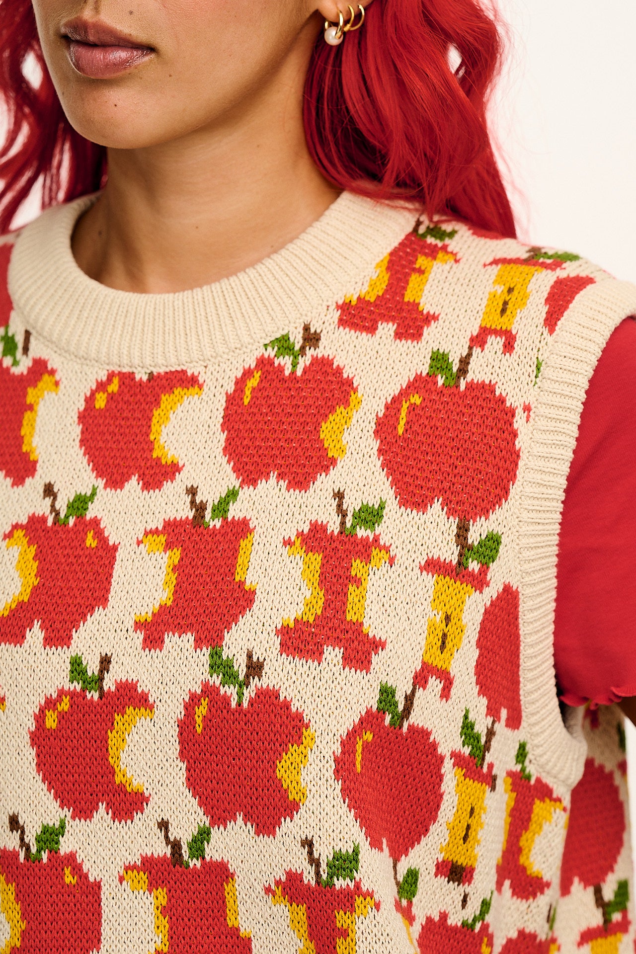 Saffle - Knitted Sweater Vest in Red Apples