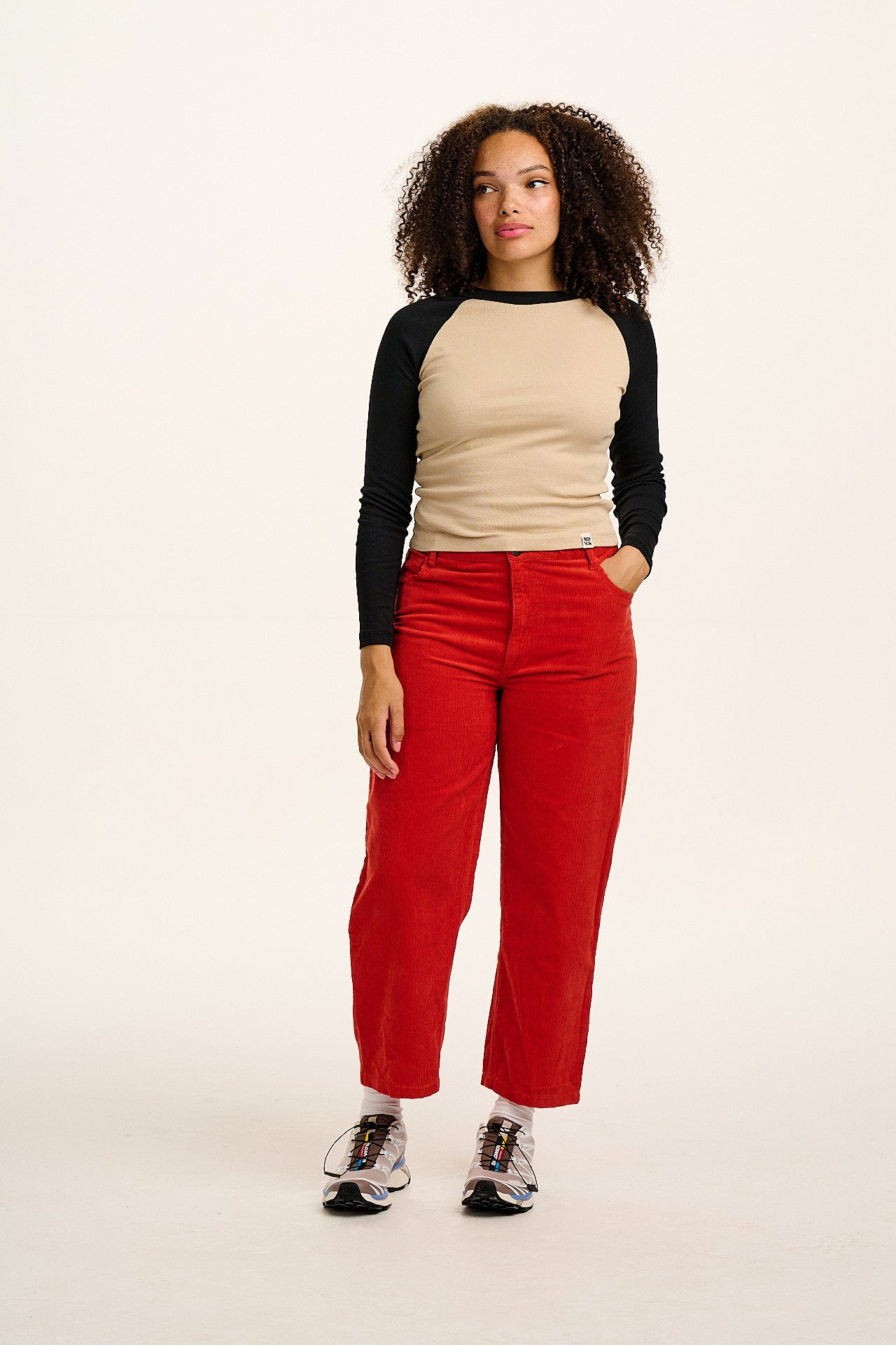 Drew - Cropped Straight Leg Corduroy Trousers in Red