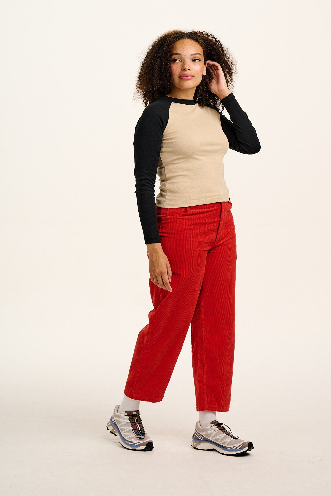 Drew - Cropped Straight Leg Corduroy Trousers in Red
