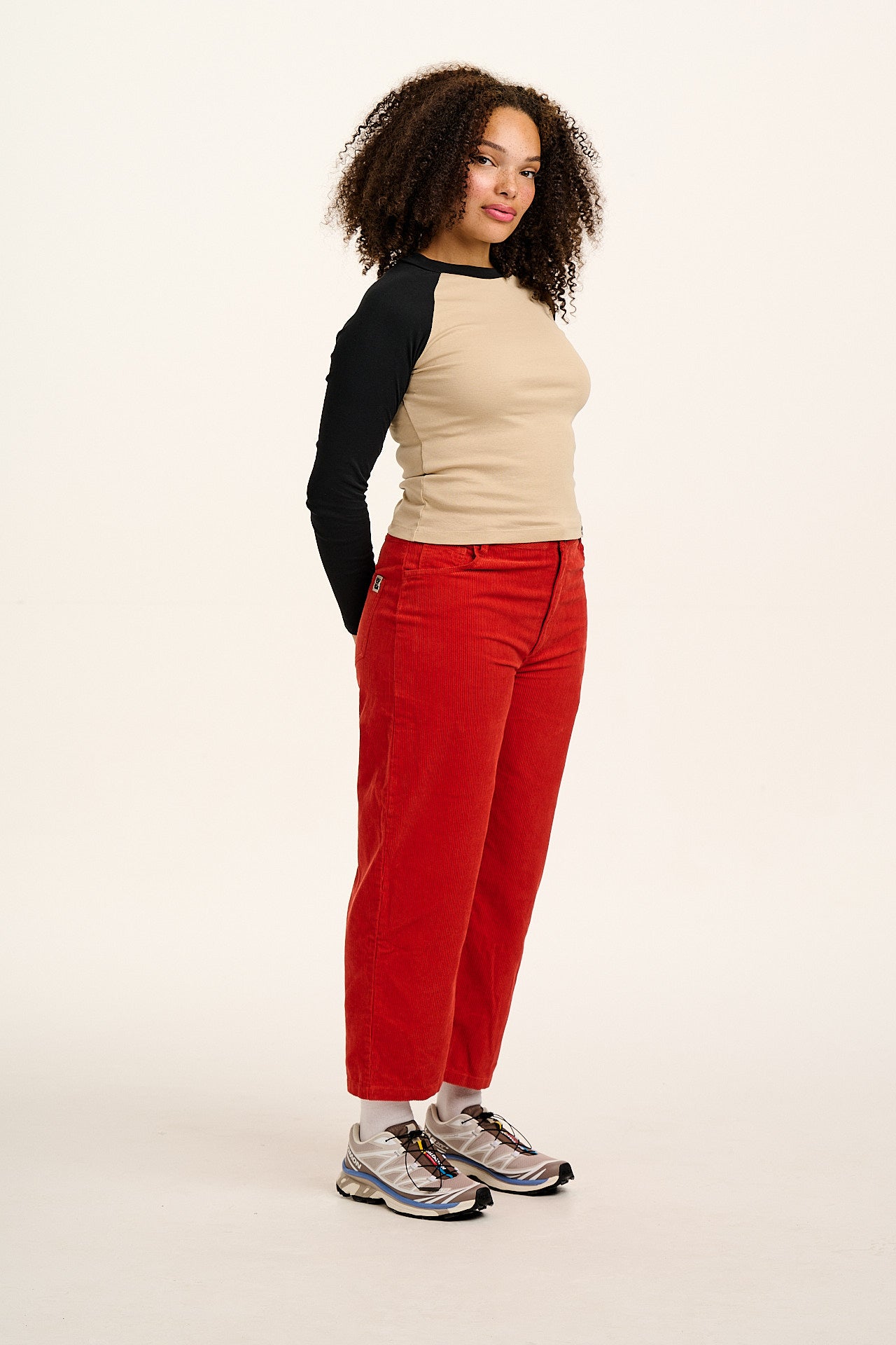 Drew - Cropped Straight Leg Corduroy Trousers in Red