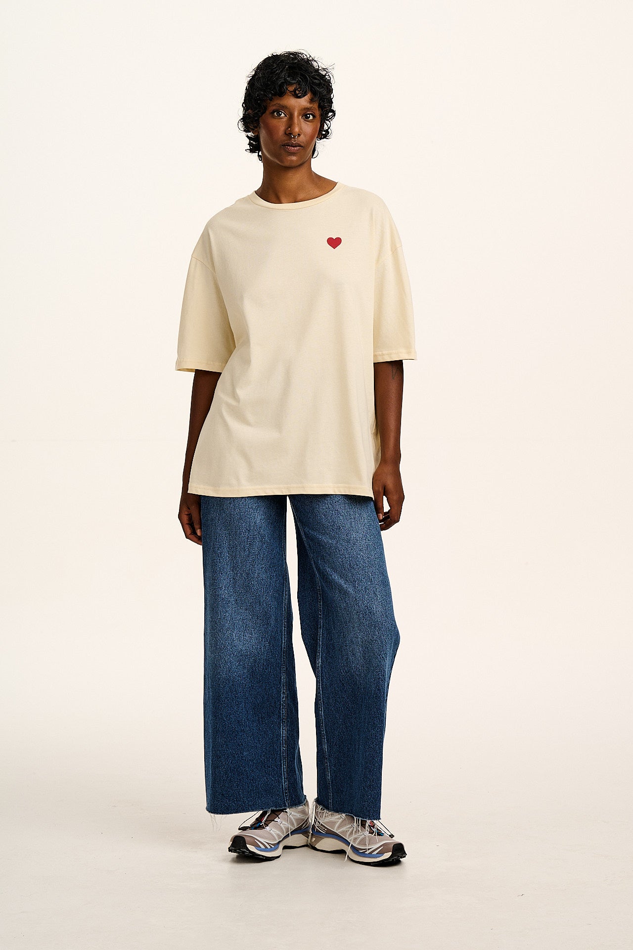 Benny - Organic Cotton T-Shirt in Ecru with Logo Rainbow Stripe Print