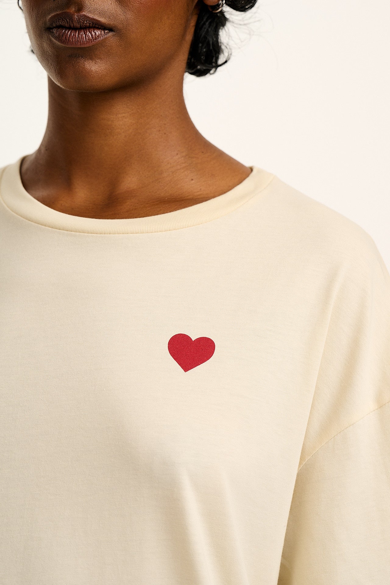 Benny - Organic Cotton T-Shirt in Ecru with Logo Rainbow Stripe Print