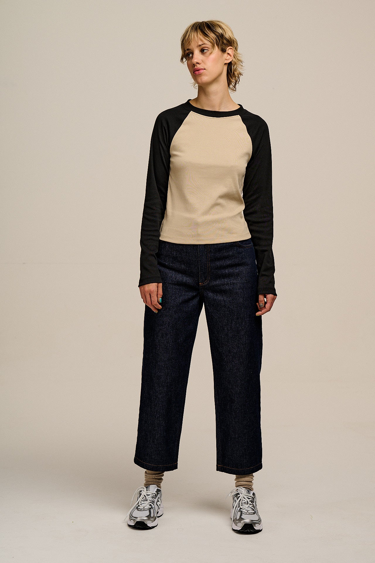 Avi - Long Sleeve Raglan T-Shirt in Black & Beige